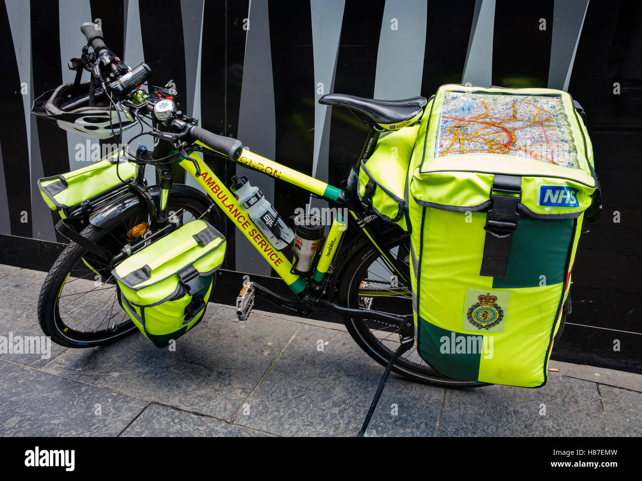 Completamente attrezzata ambulanza NHS bicicletta usata per raggiungere le emergenze mediche più velocemente rispetto a quelli convenzionali ambulanze nel traffico di Londra REGNO UNITO Foto Stock