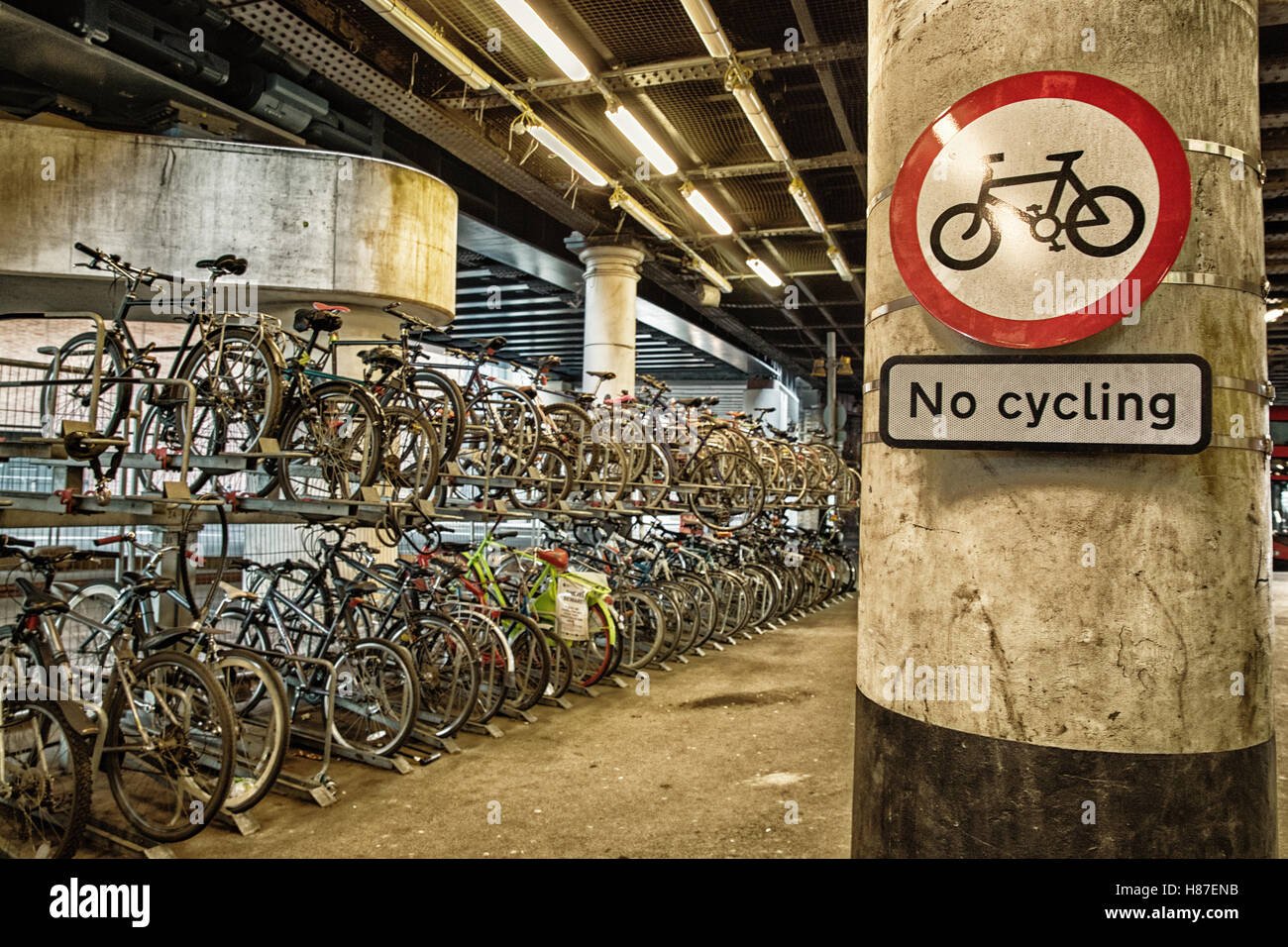Nessuna strada ciclismo segno accanto a un double deck bike park del Ponte di Londra nella città di Londra REGNO UNITO Foto Stock