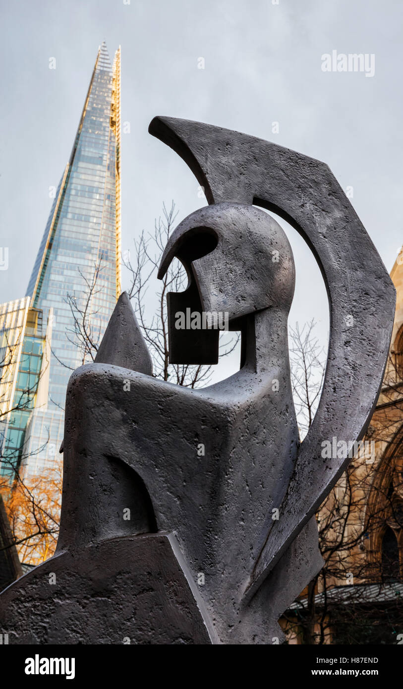 Alan Collins scultura in bronzo di Minerva fuori la Southwark Cathedral con la Shard come sfondo - London REGNO UNITO Foto Stock