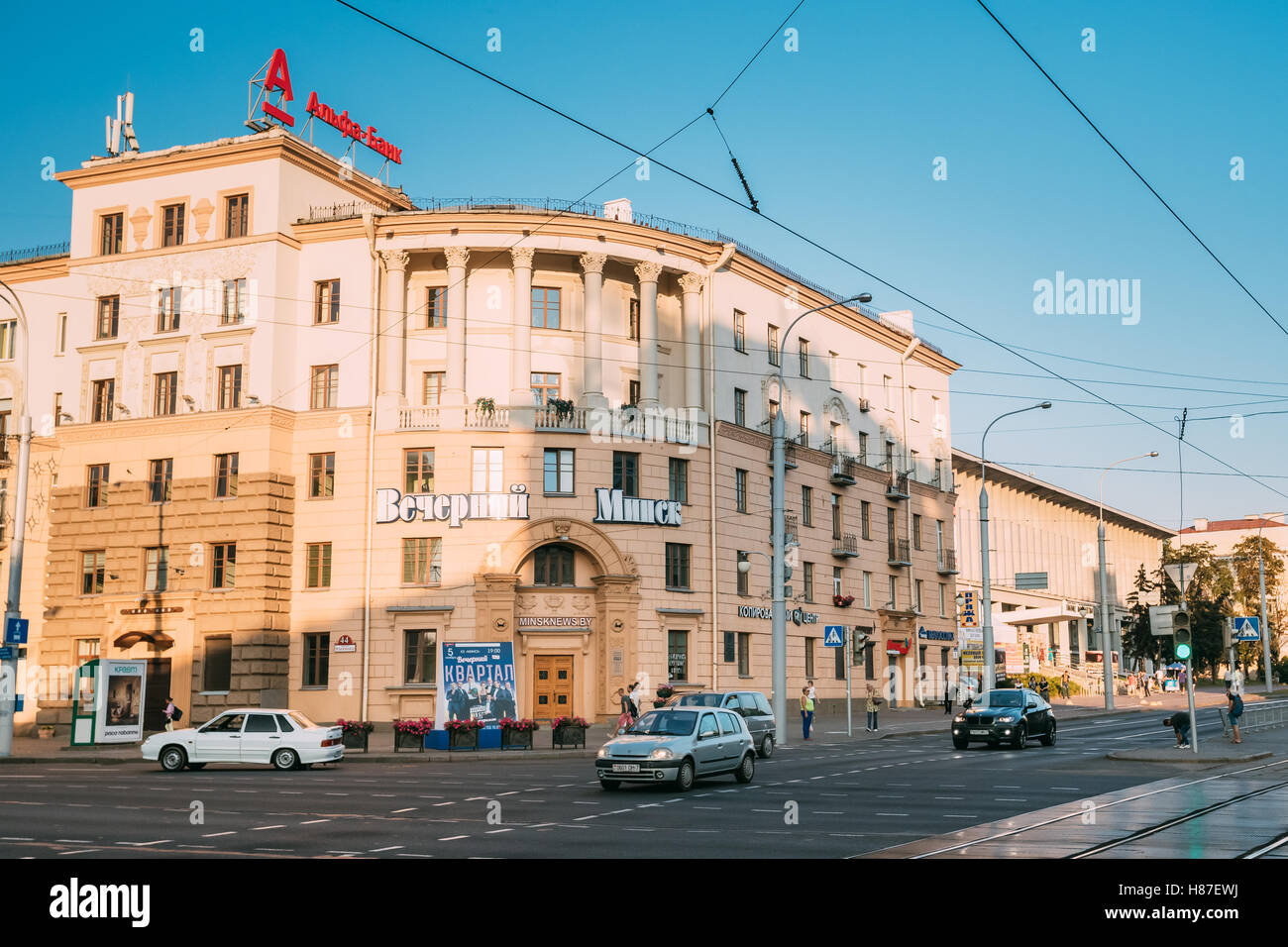 Minsk, Bielorussia. La facciata di edificio sovietico del classicismo socialista, la redazione del giornale Vecherniy Minsk Il Inde Foto Stock