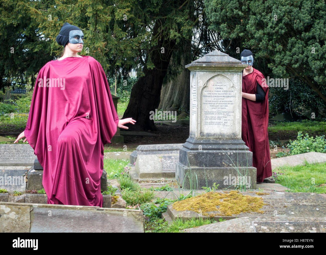 Due donne giovani attori che interpretano le streghe da Shakespeare in Macbeth un cimitero in Clifton Bristol REGNO UNITO Foto Stock