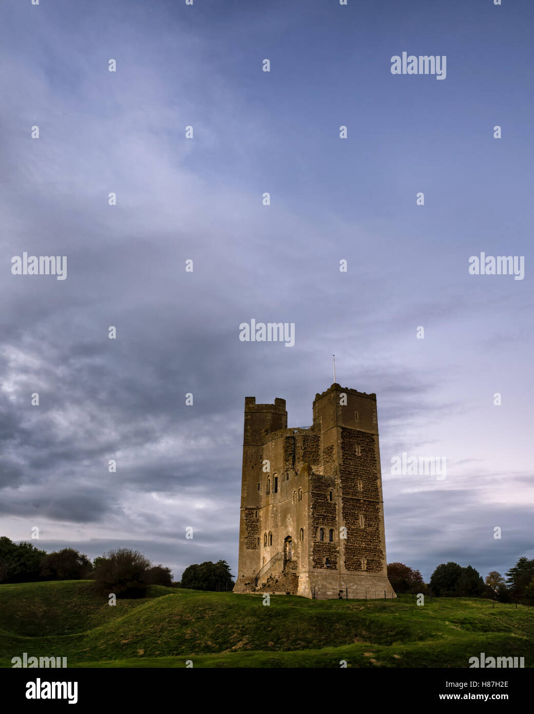 Orford, Ipswich. England Regno Unito. Orford Castle è un punto di riferimento culturale nel Suffolk, risalente al 12 secolo. Il castello dispone di un unica torre poligonale. Fotografato nel crepuscolo per luce morbida ancora conserva un drammatico cielo come cambia il colore nel blu ora. Foto Stock