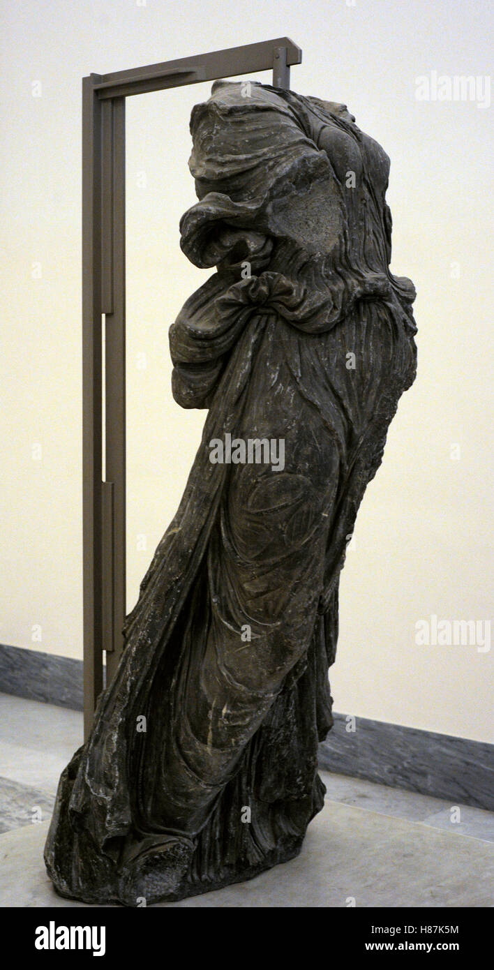 Nike. Copia romana, estremità 2nd-primi anni del III secolo d.c. da un  originale greco del periodo ellenistico. Museo Archeologico Nazionale di  Napoli. L'Italia Foto stock - Alamy