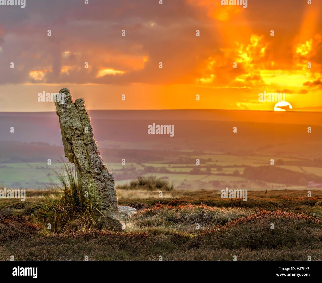 Uno di un gruppo di pietre permanente chiamato High Bridestones sulla North Yorkshire Moors al tramonto. Foto Stock
