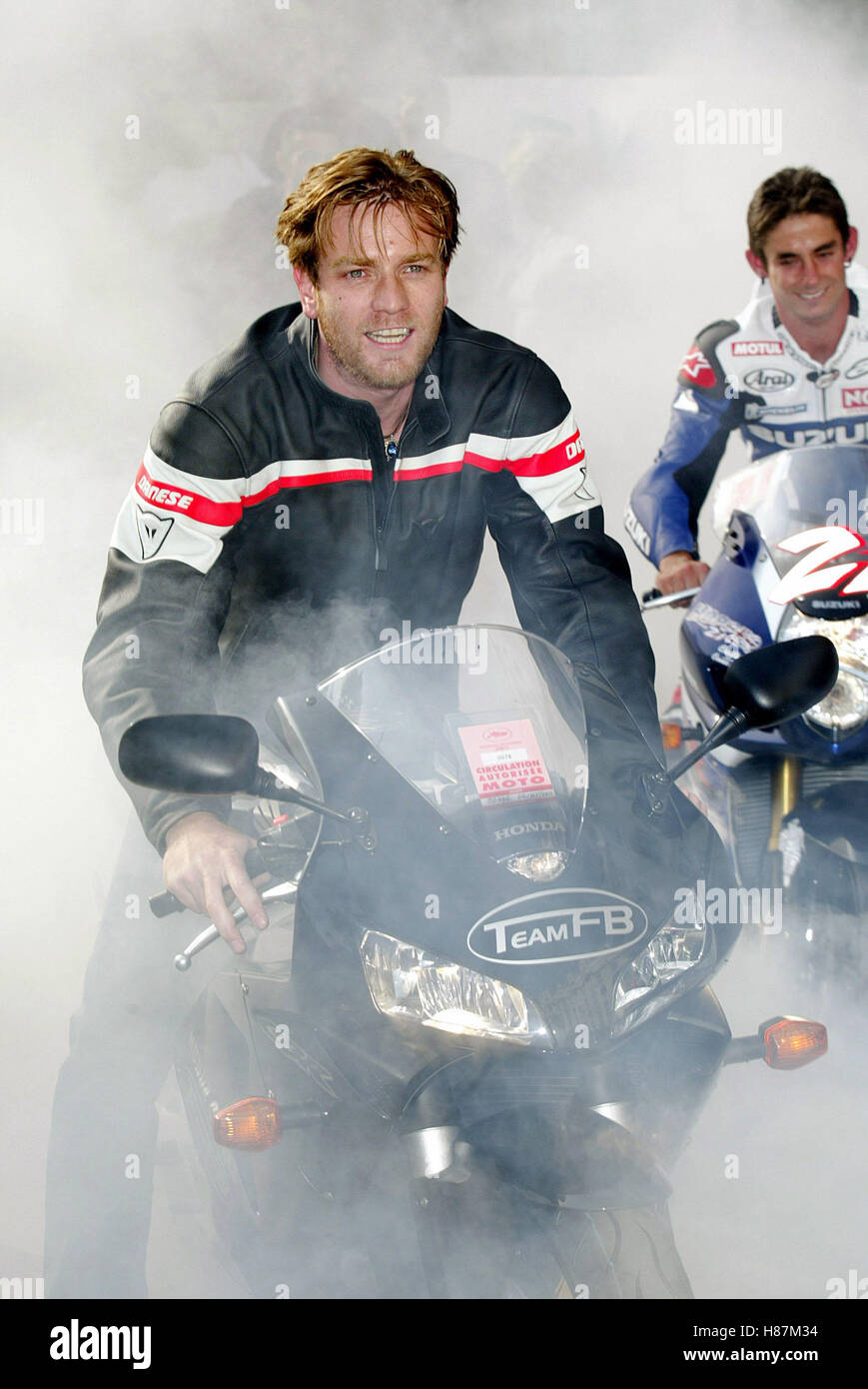 EWAN MCGREGOR esegue un burnout sulla sua moto per promuovere il documentario PIÙ VELOCE CANNES FILM FESTIVAL 2003 CANNES Francia 16 Foto Stock