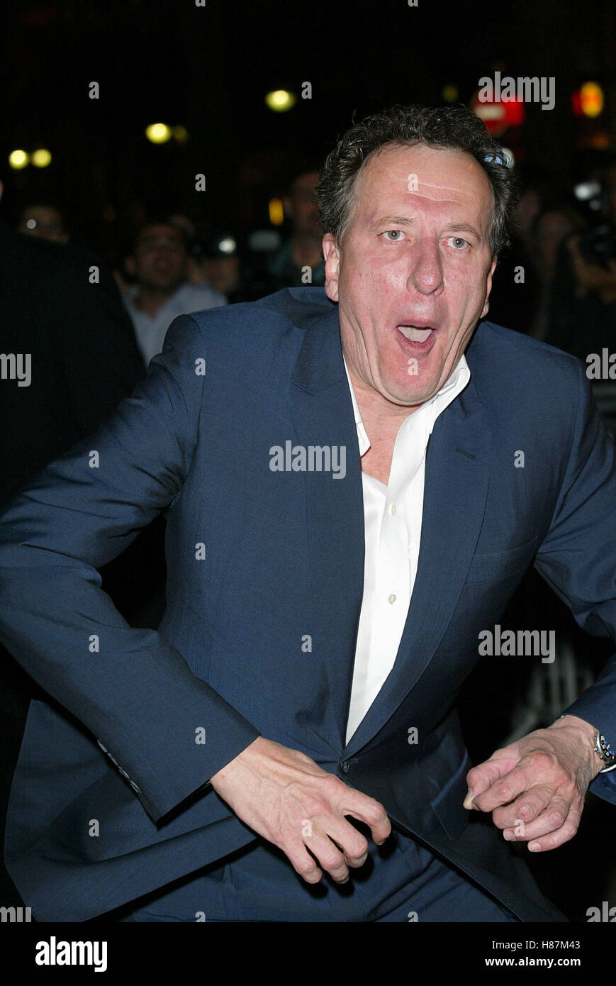 GEOFFREY RUSH arriva a HBO parte per il suo nuovo film LA VITA E LA MORTE DI PETER SELLERS CANNES FILM FESTIVAL 2003 CANNES FRA Foto Stock