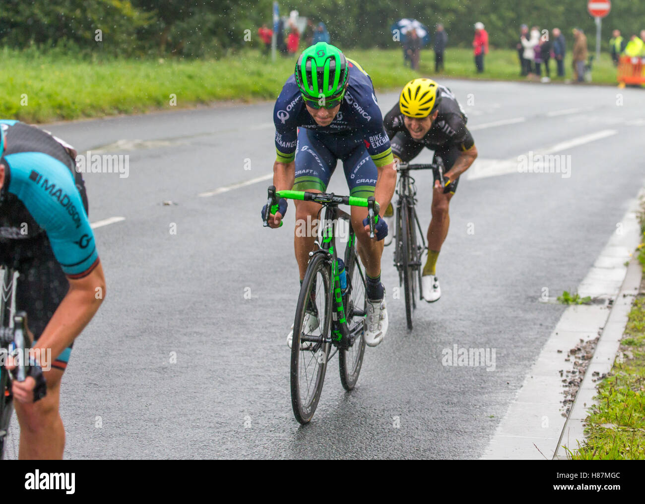 I ciclisti nel tour della Gran Bretagna Cycle Race quasi alla fine della fase 2 come si entra in Kendal Cumbria Foto Stock