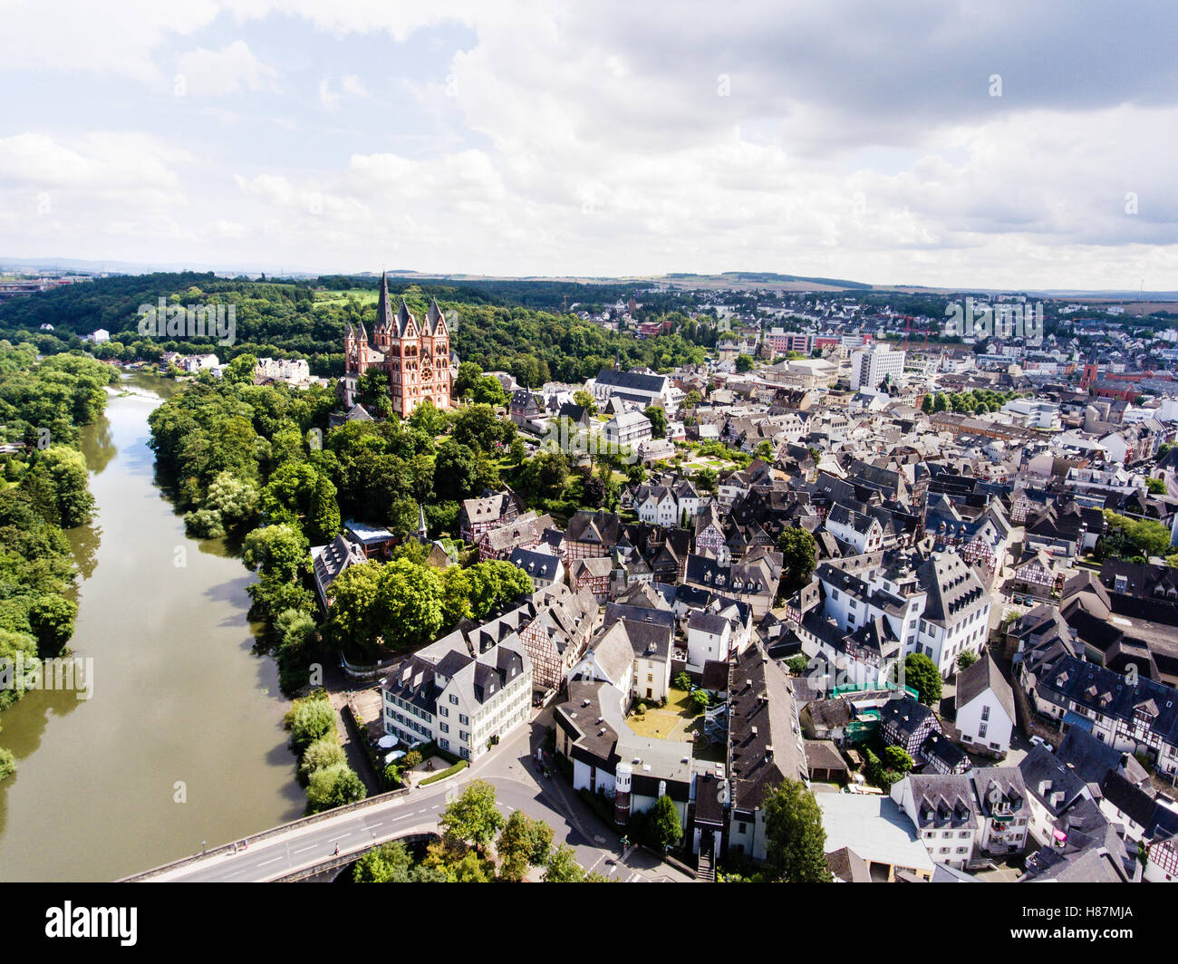 Vista aerea della cittadina olandese, chiesa, fiume, bridge, edificio bianco Foto Stock