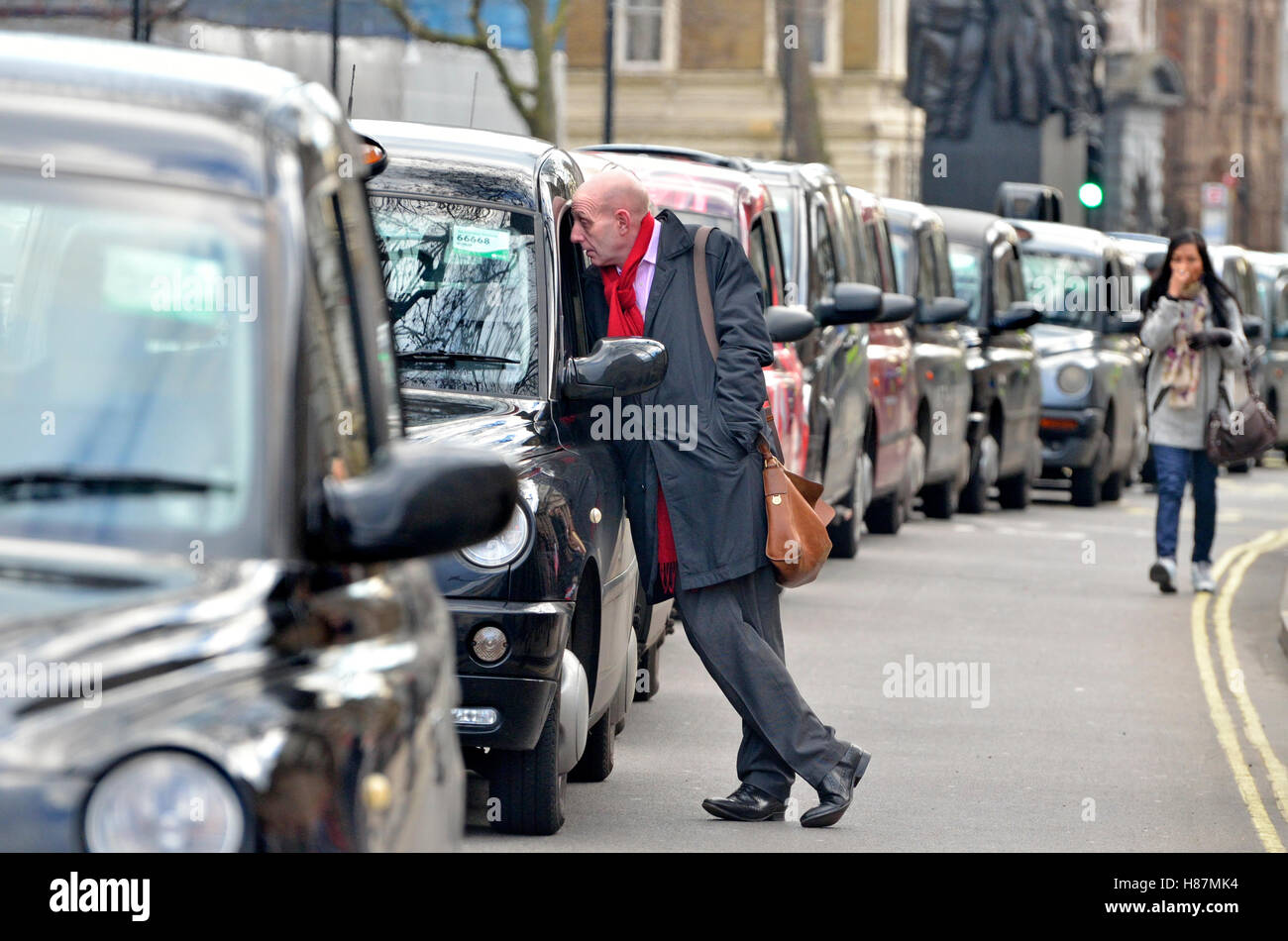 Londra, Inghilterra, Regno Unito. Uomo che parla di Black Cab Driver in un lungo spunto di taxi durante una manifestazione di protesta contro la Uber, Feb 2016 Foto Stock