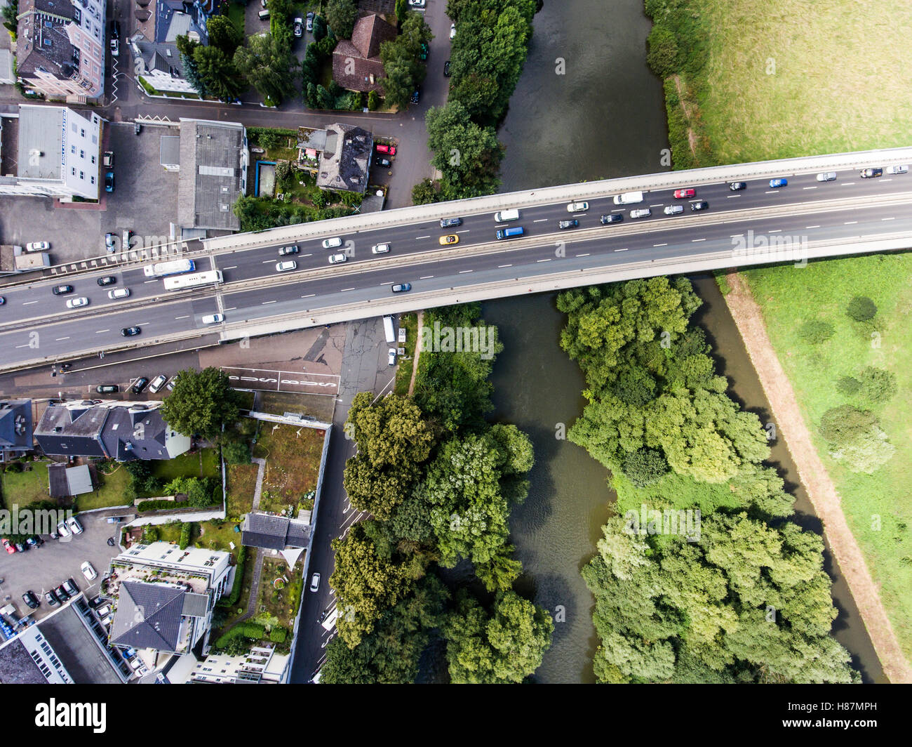 Fiume e attraversamento autostrada cittadina olandese, vista aerea Foto Stock