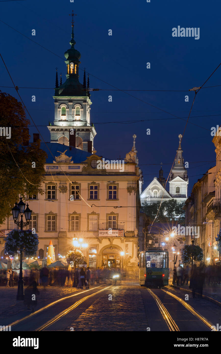 La Piazza Rynok al blue ora a Lviv , Ucraina Foto Stock