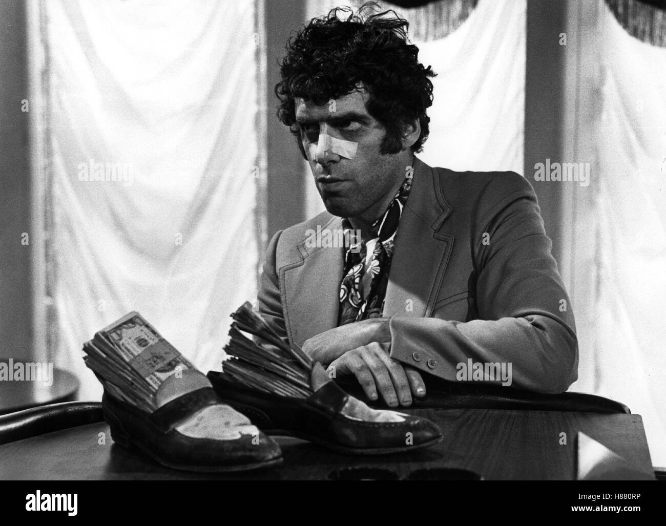 California Split; (CALIFORNIA SPLIT) USA 1974, Regie: Robert Altman, Elliott Gould, Chiave: Geldbündel, Banknoten, Schuhe, Pflaster, Nase Foto Stock