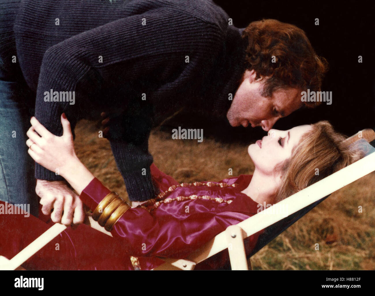 Die verrückten Reichen, (FOLIES BOURGEOISES) F 1975, Regie: Claude Chabrol, Bruce Dern, SYDNE ROMA, Stichwort: Paar, Kuß, Liegestuhl Foto Stock