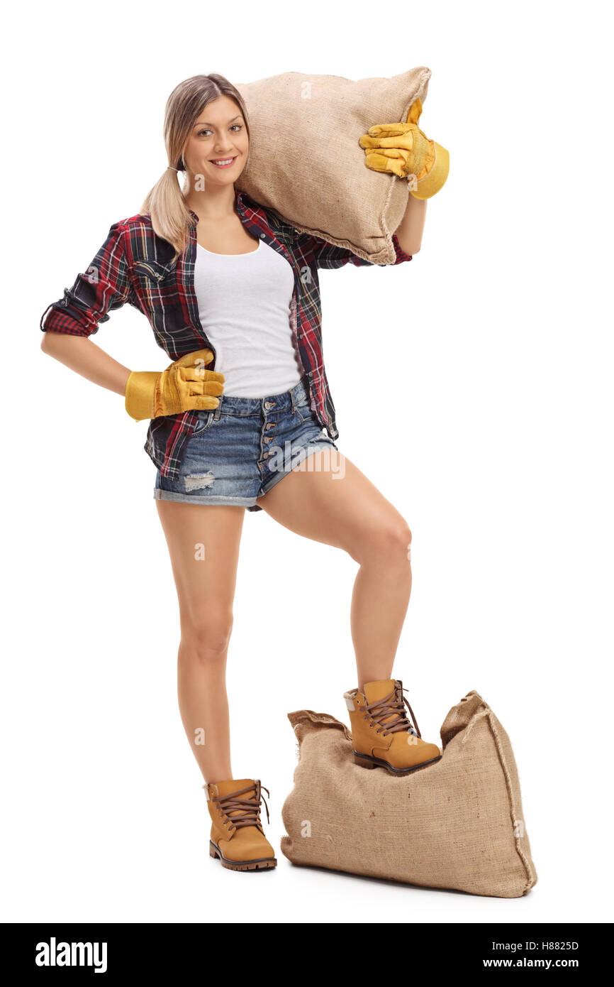 A piena lunghezza Ritratto di una donna lavoratrice agricola con un sacco di tela sulla sua spalla e sotto i suoi piedi Foto Stock