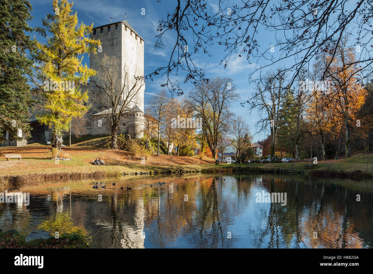 Giorni di autunno a castello Bruck a Lienz in Tirolo, Austria. Foto Stock