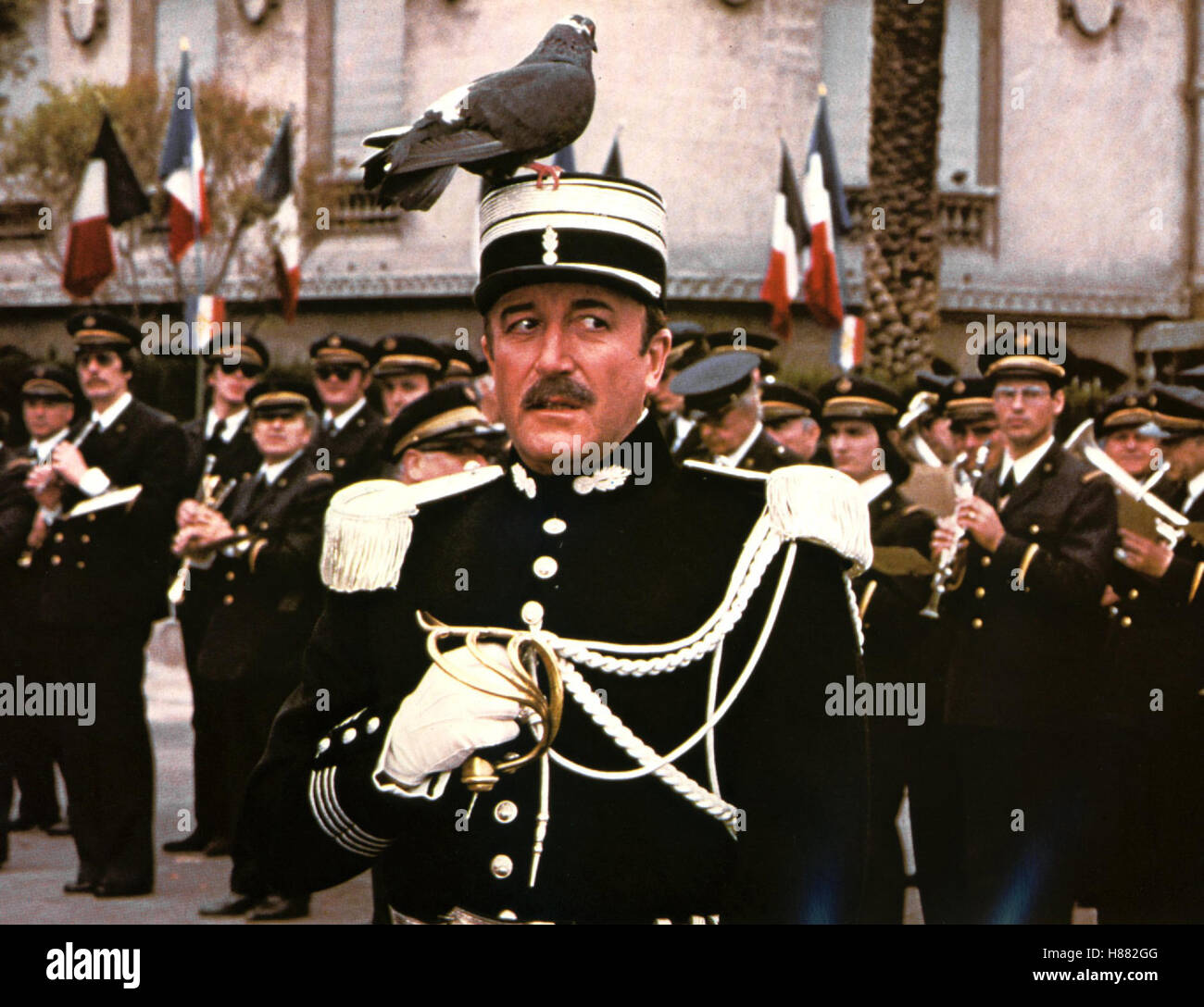 Inspektor Clouseau - Der irre Flic mit dem heissen Blick, (la vendetta della Pantera Rosa) GB 1978, Regie: Blake Edwards e Peter Sellers, Stichwort: Gendarm, Parade, Polizist, Taube, Vogel Foto Stock