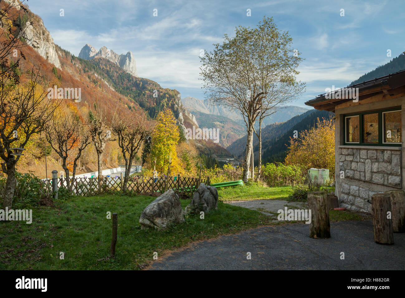 Assolato pomeriggio autunnale nelle Dolomiti vicino al villaggio di Timau, Italia. Foto Stock