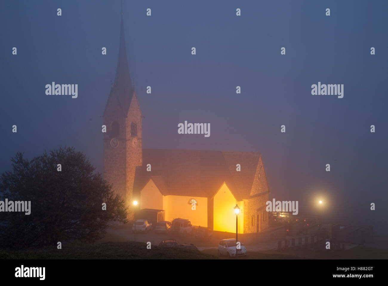 La nebbia sera presso la chiesa a Sauris di Sopra, Friuli Venezia Giulia, Italia. Dolomiti. Foto Stock
