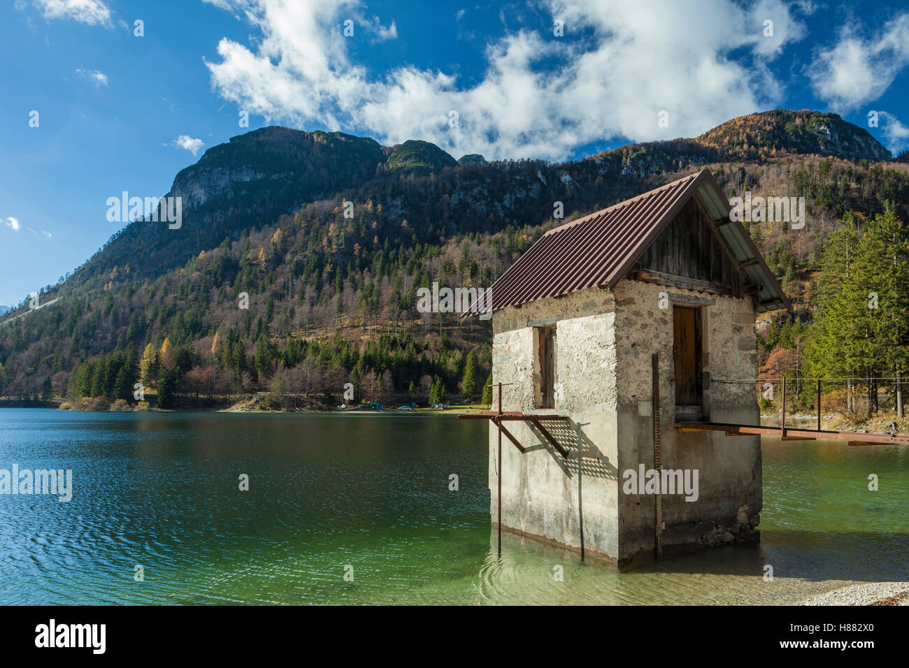 Pomeriggio autunnale al lago di Predil, Dolomiti, Italia. Foto Stock