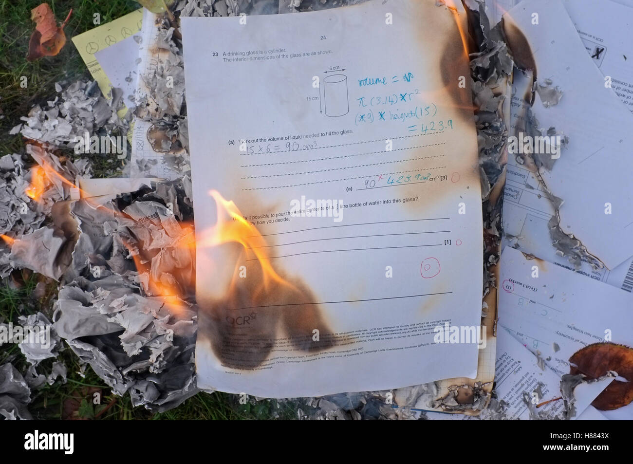 Una scuola leva dato fuoco alla sua revisione di matematica/compiti/compiti scolastici Foto Stock