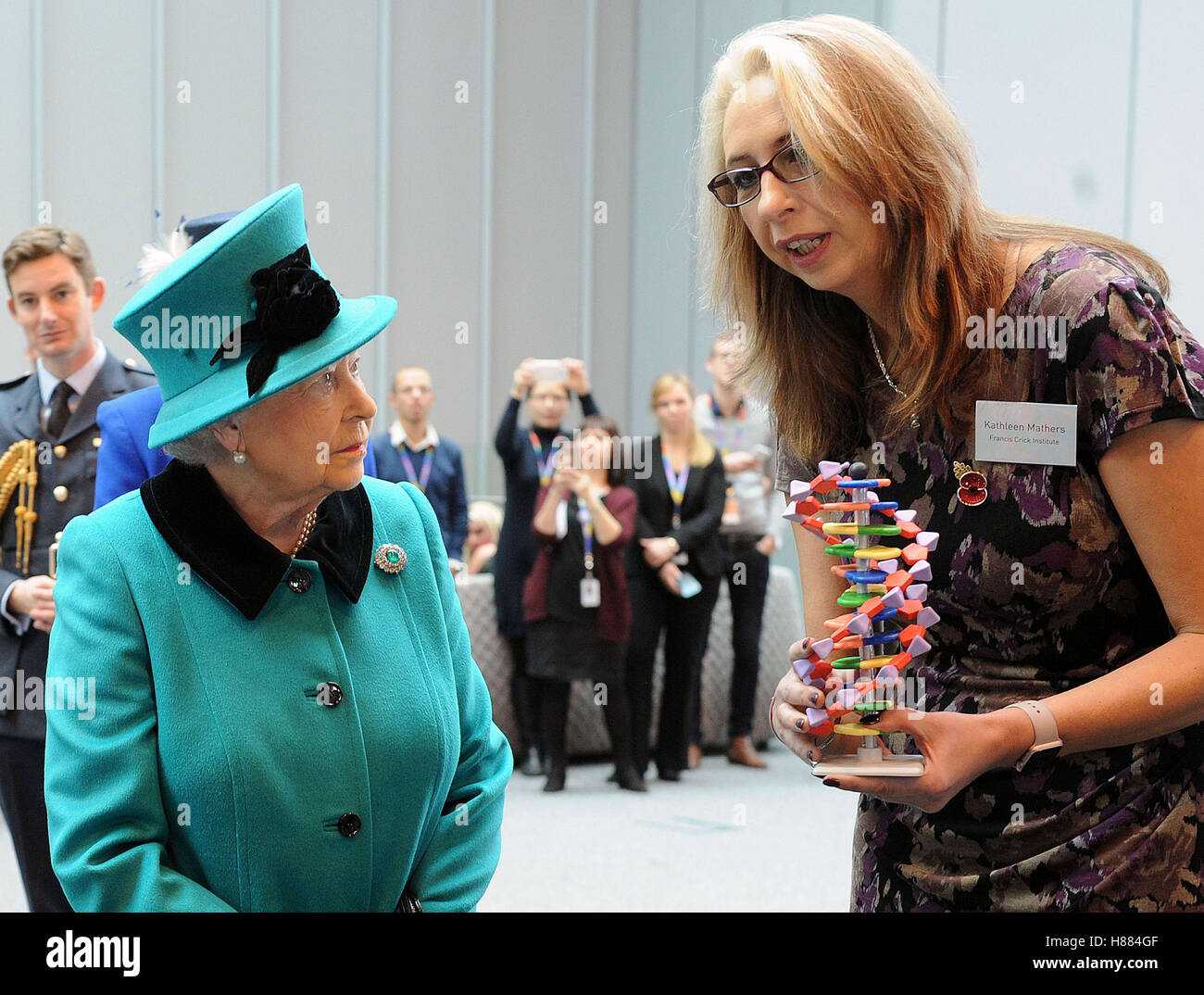 La regina Elisabetta II è illustrato un modello di DNA da senior scientist Kathleen Mathers da Francis Crick Institute, durante la sua visita ad aprire ufficialmente l'istituto nel centro di Londra. Foto Stock