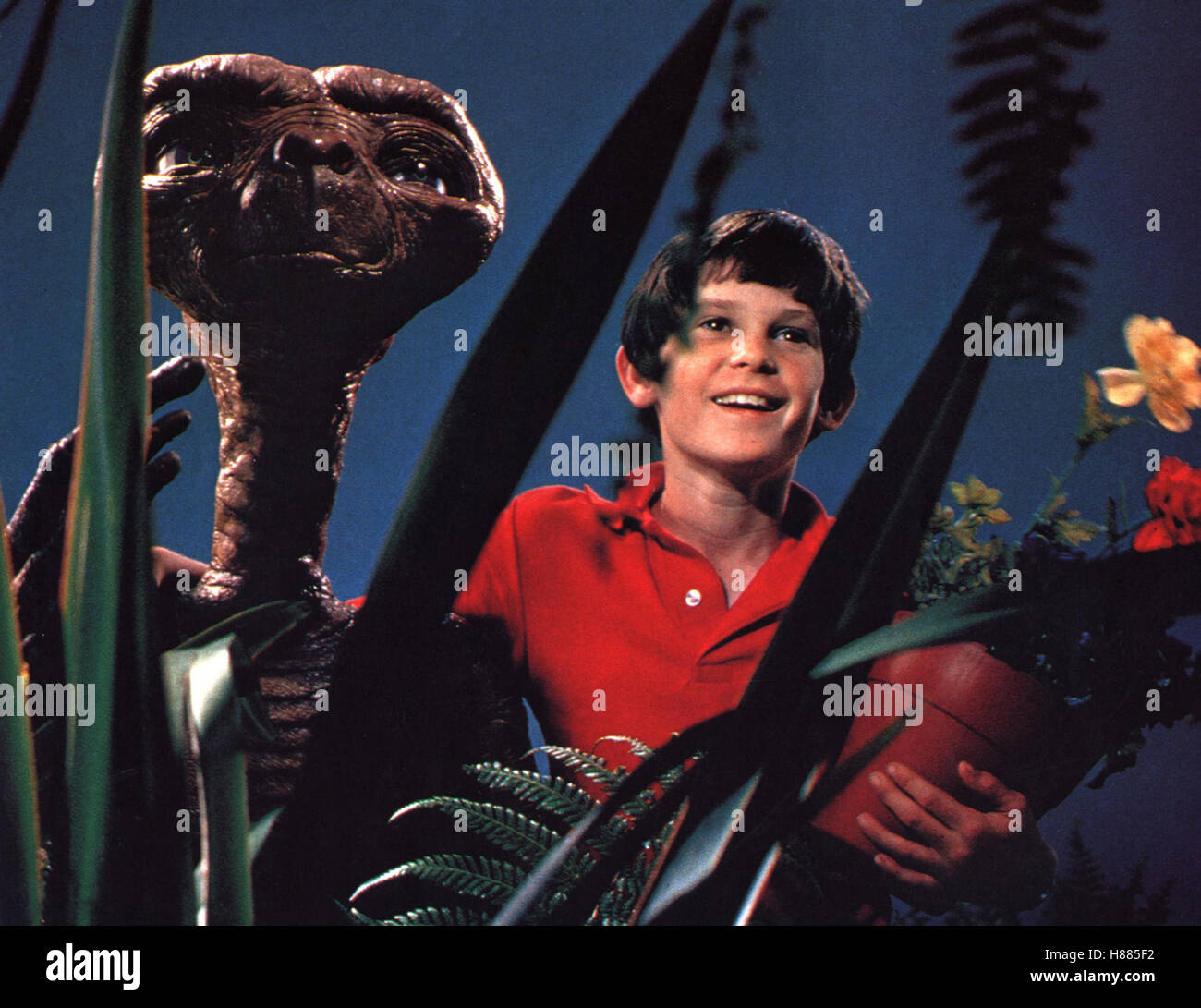 E.T. - Der Außerirdische, (E.T. - EXTRA-Terrestre) USA 1982, Regie: Steven Spielberg, Henry Thomas + E.T. Foto Stock