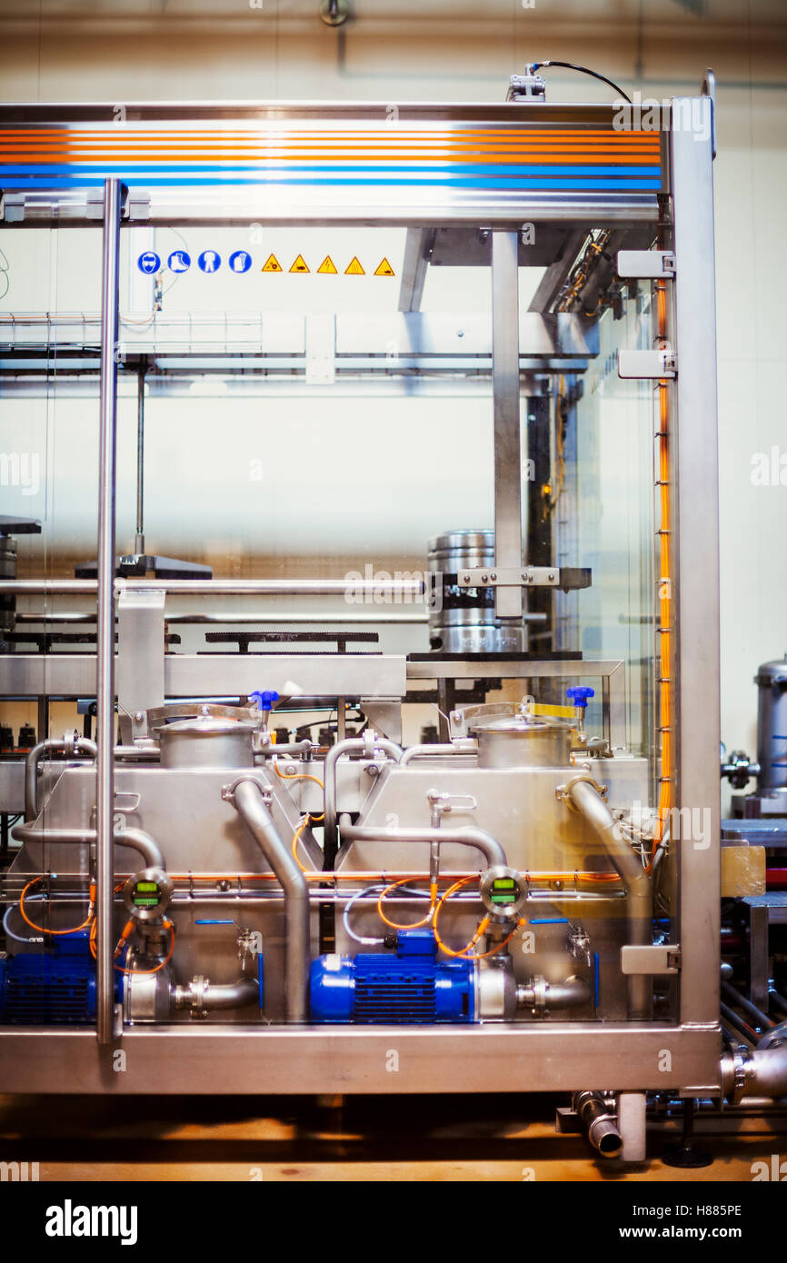 Le macchine in una fabbrica di birra. Le tubazioni collegate con gli indicatori e le pompe n il processo di produzione della birra. Foto Stock