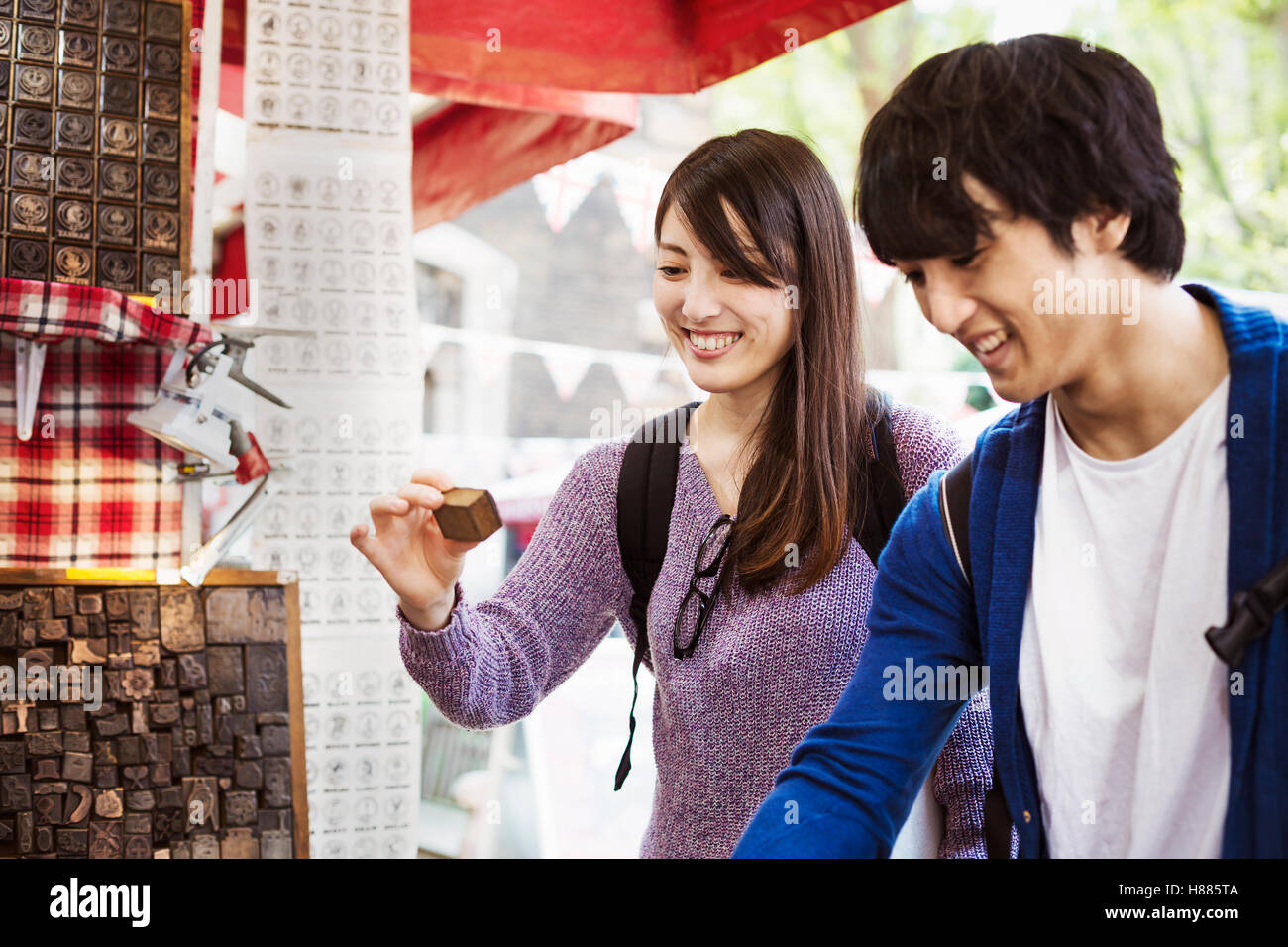 Due giapponesi tourist shopping a una bancarella di strada. Foto Stock