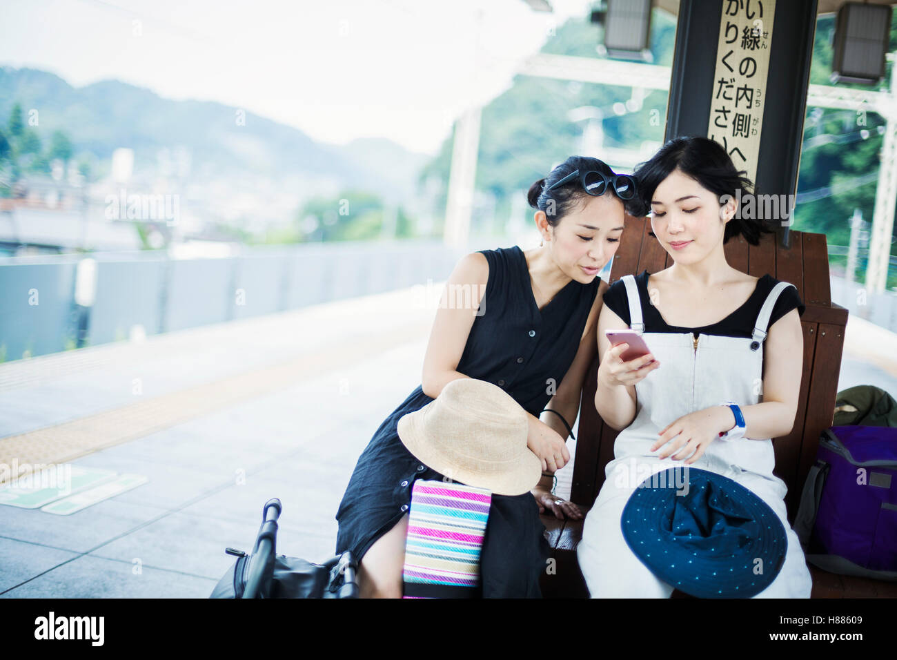 Due giovani donne alla ricerca di un telefono cellulare. Foto Stock