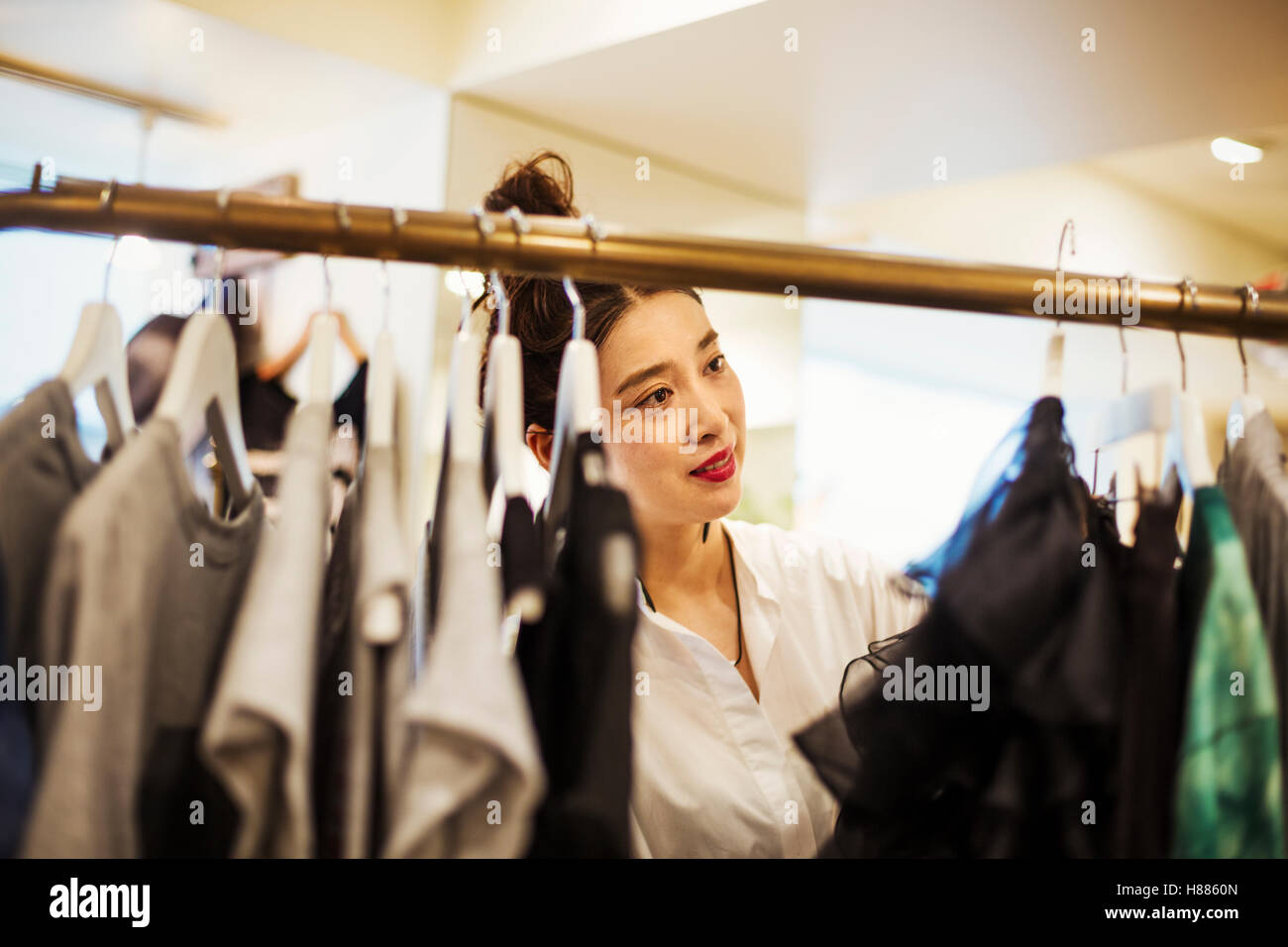 La donna lavora in una boutique di moda a Tokyo in Giappone. Foto Stock