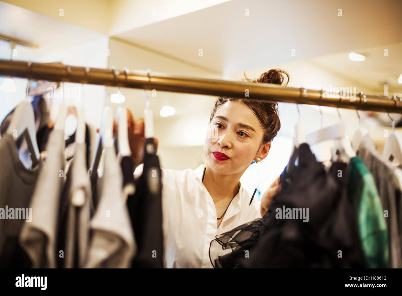 La donna lavora in una boutique di moda a Tokyo in Giappone. Foto Stock