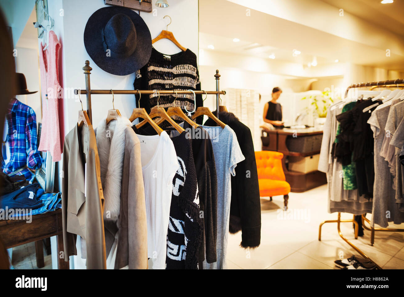 La donna lavora in una boutique di moda a Tokyo in Giappone. Foto Stock