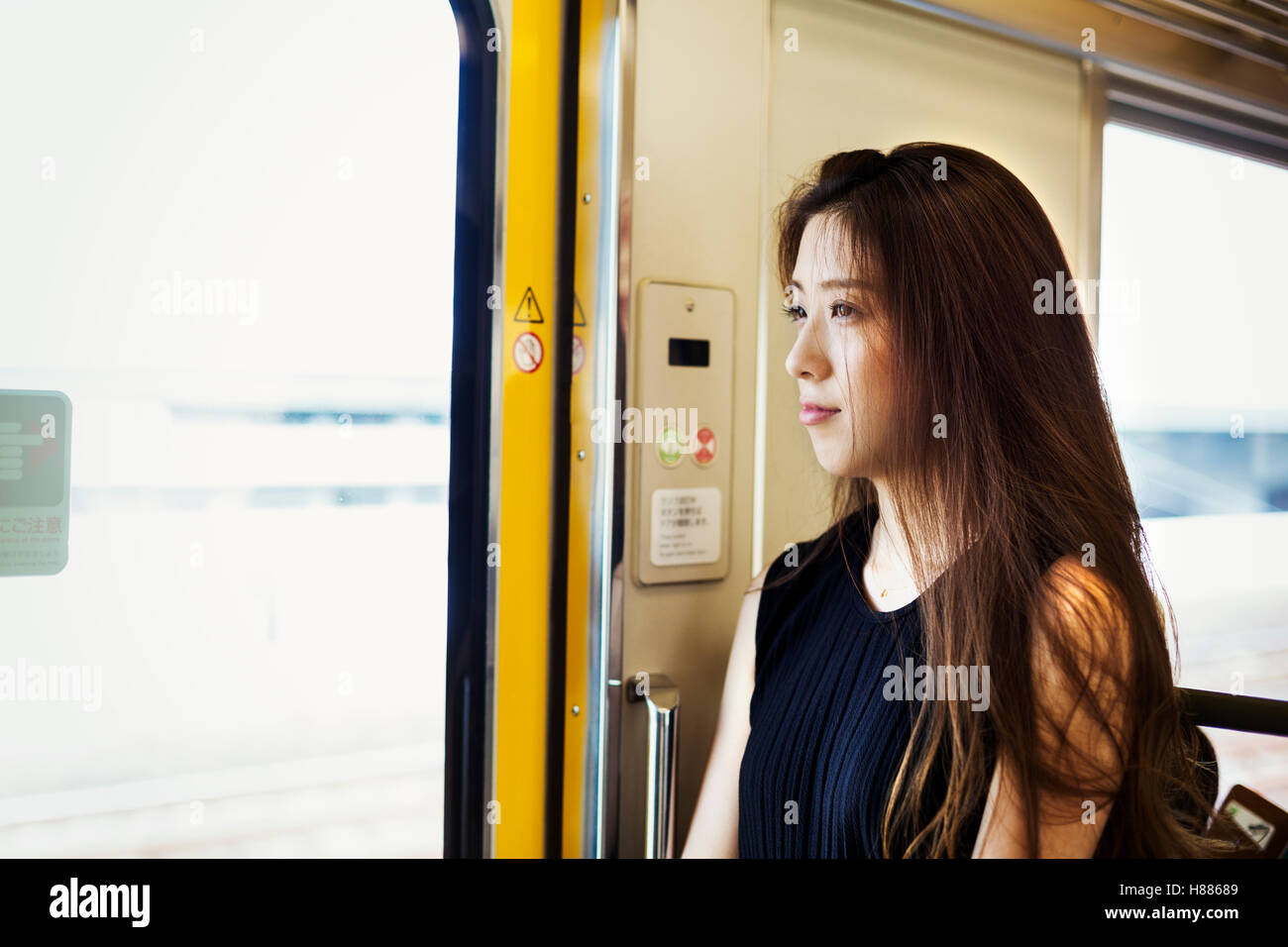 Donna con capelli lunghi marrone viaggiare sui mezzi pubblici di trasporto. Foto Stock