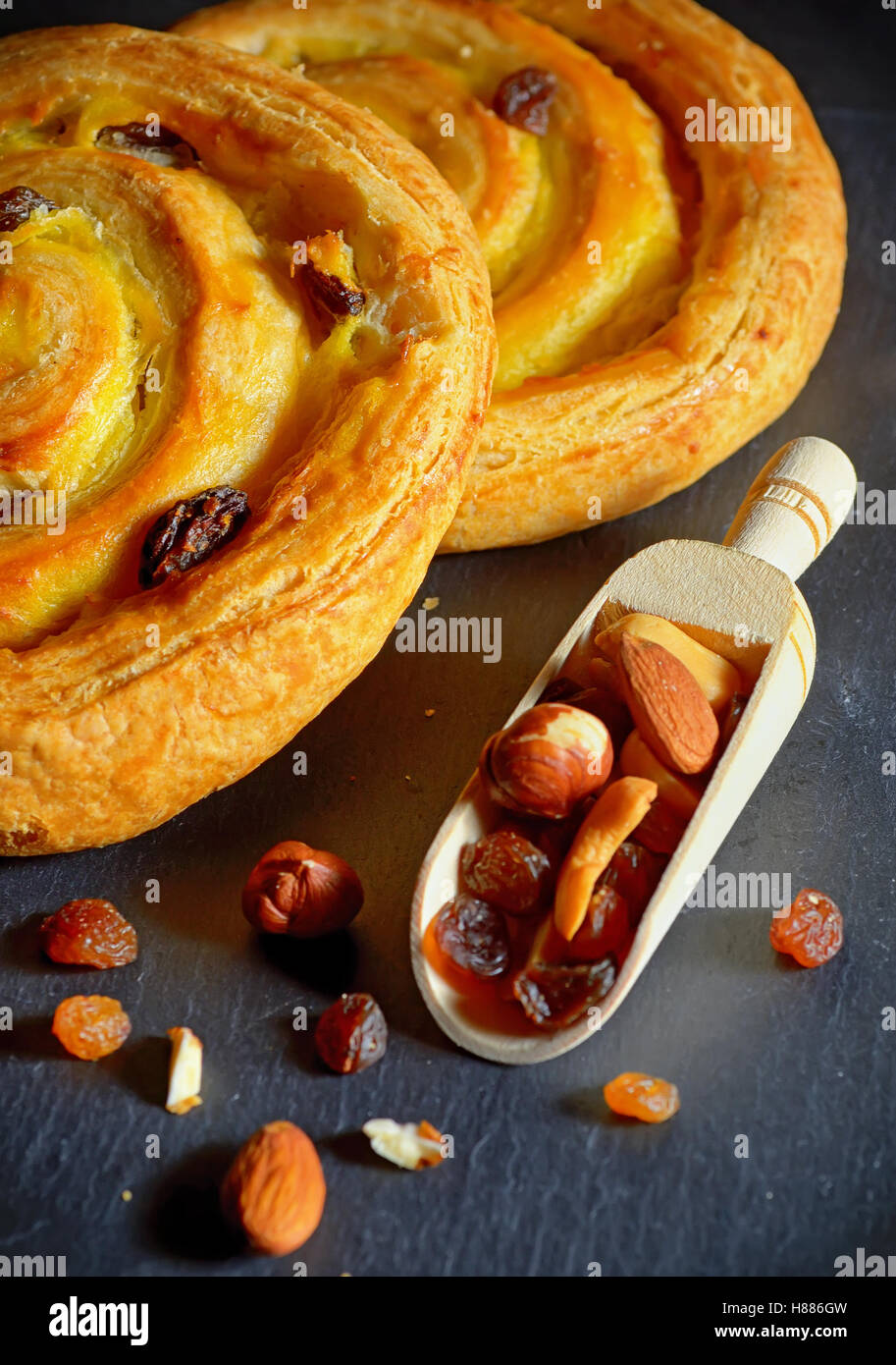 La forma rotonda croissant fresco riempito con crema alla vaniglia e uvetta Foto Stock