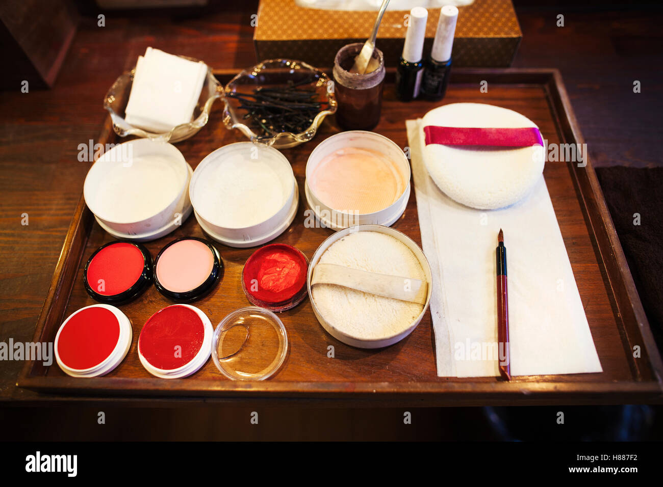 Un vassoio di pentole, polveri di riso, blushers e sciolto in polvere utilizzato nel volto bianco compongono di geisha donne. Foto Stock