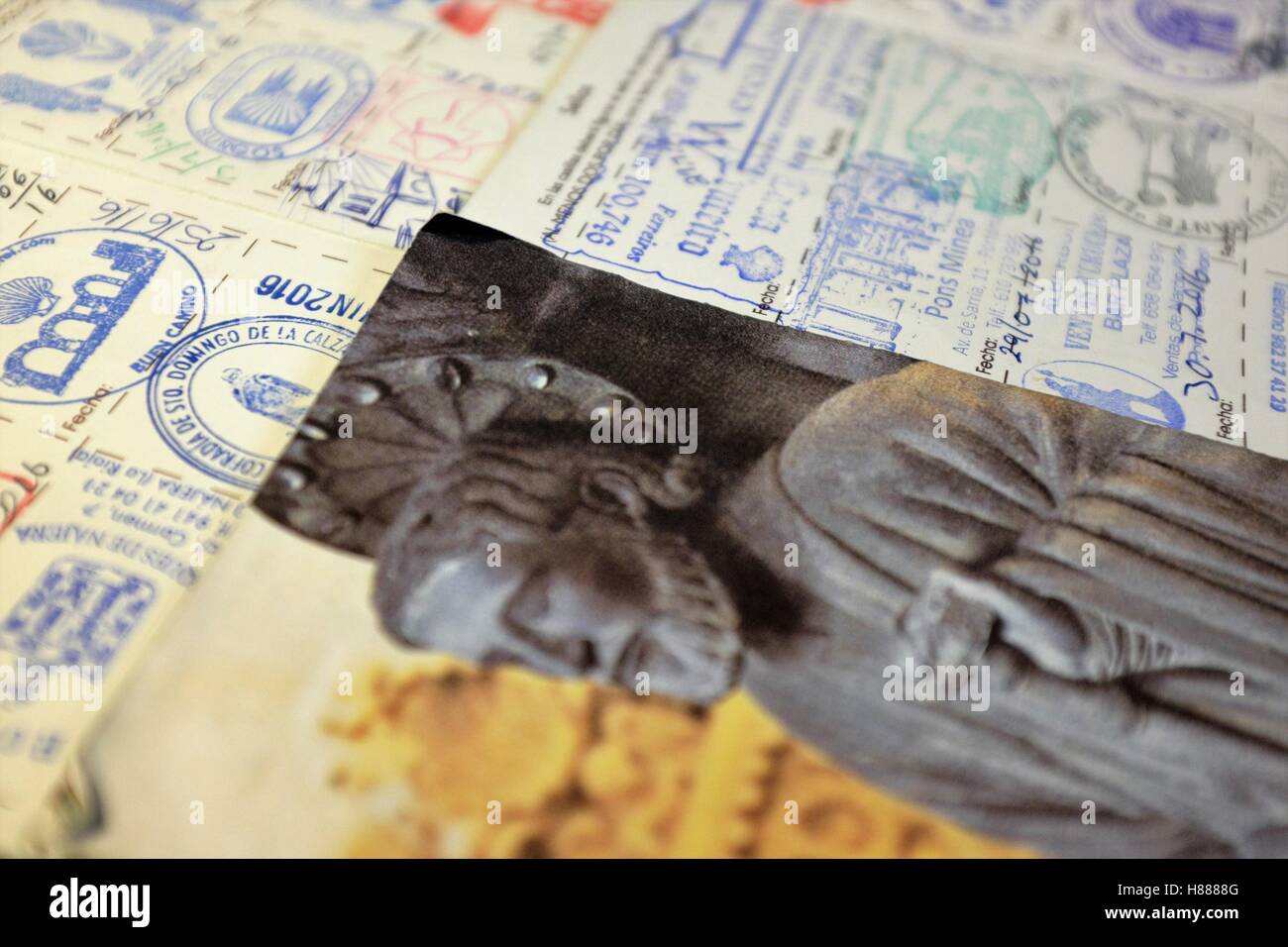Un passaporto camino pellegrino aperto con i francobolli dei francesi Camino. Foto Stock