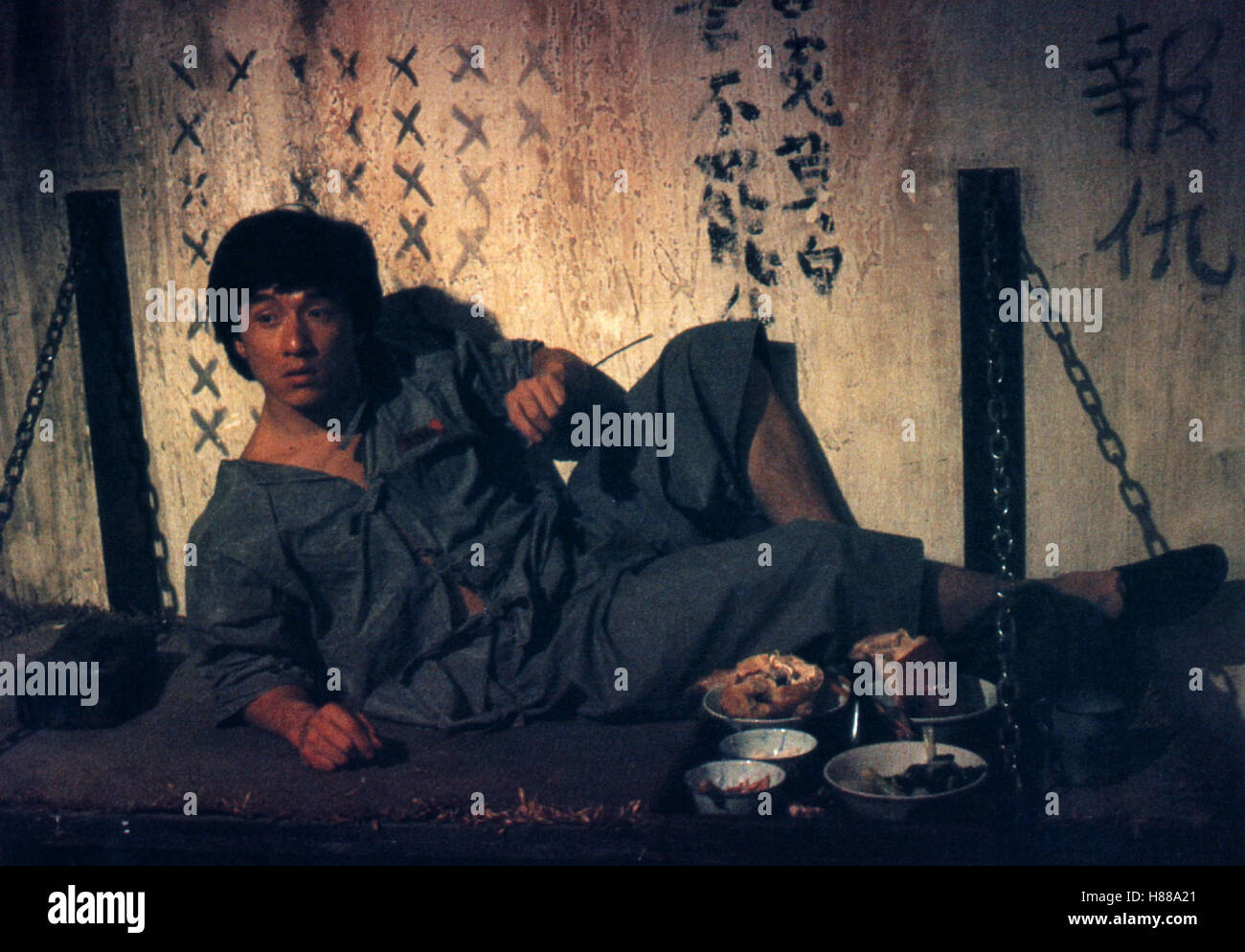 Projekt B, (A CHI-HUA II) HK 1987, Regie: Jackie Chan, Jackie Chan, Stichwort: Pritsche, Gefängnis, Zelle, Häftling Foto Stock