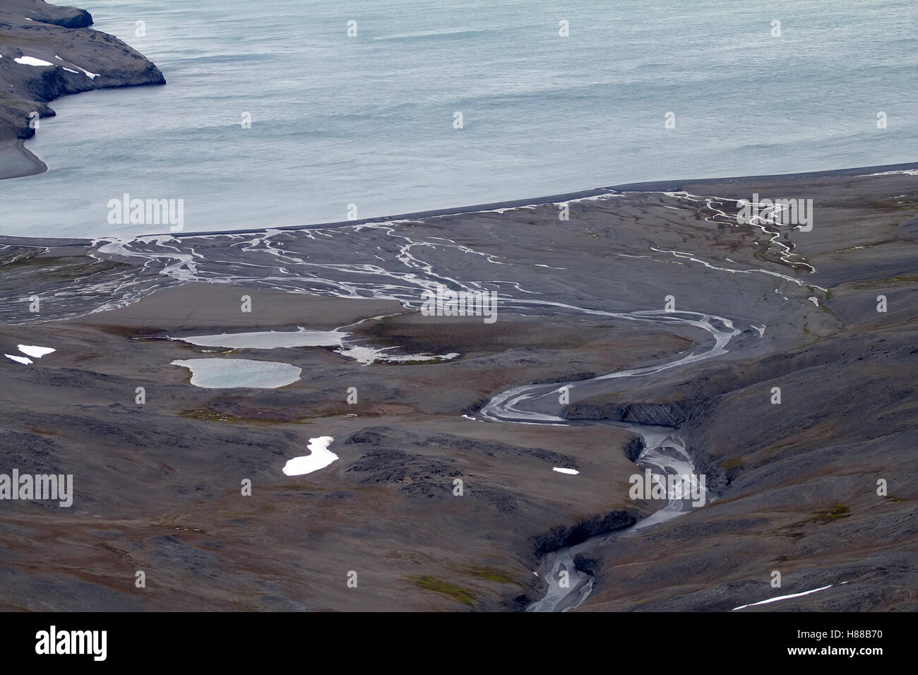 Galcial stramazzo e il suo sae delta. Isola del nord, Novaya Zemlya. Mare di Kara, Siberia Foto Stock