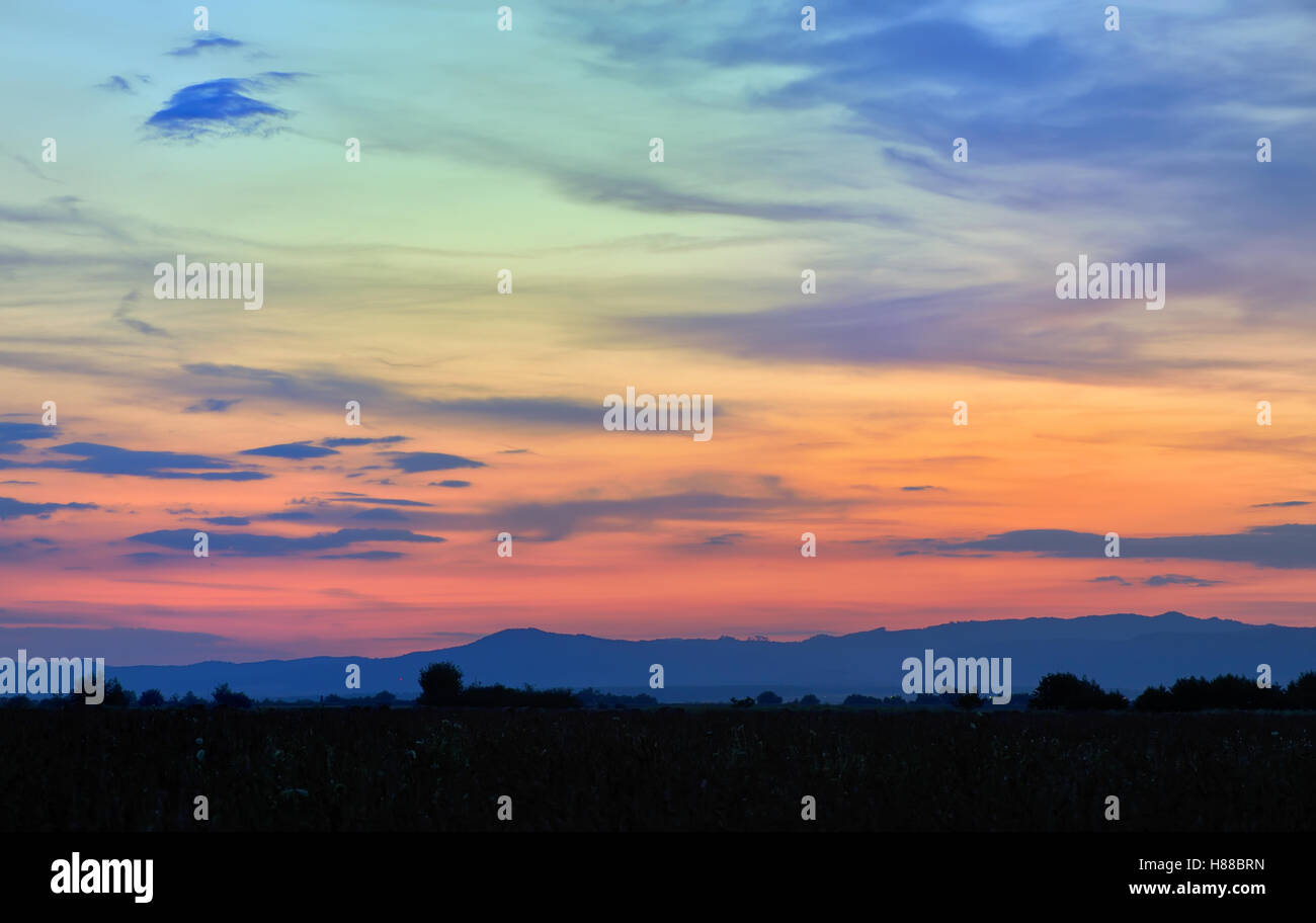 Tramonto nelle montagne dei Carpazi dalla campagna Foto Stock