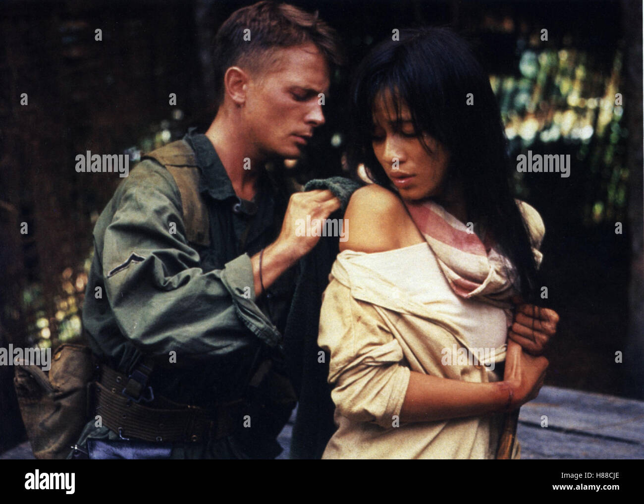 Die Verdammten des Krieges, (VITTIME DI GUERRA) USA 1989, Regie: Brian De Palma, Michael J. Fox, THUY THU LE, Stichwort: Soldat, uniforme, Vietnamesin Foto Stock