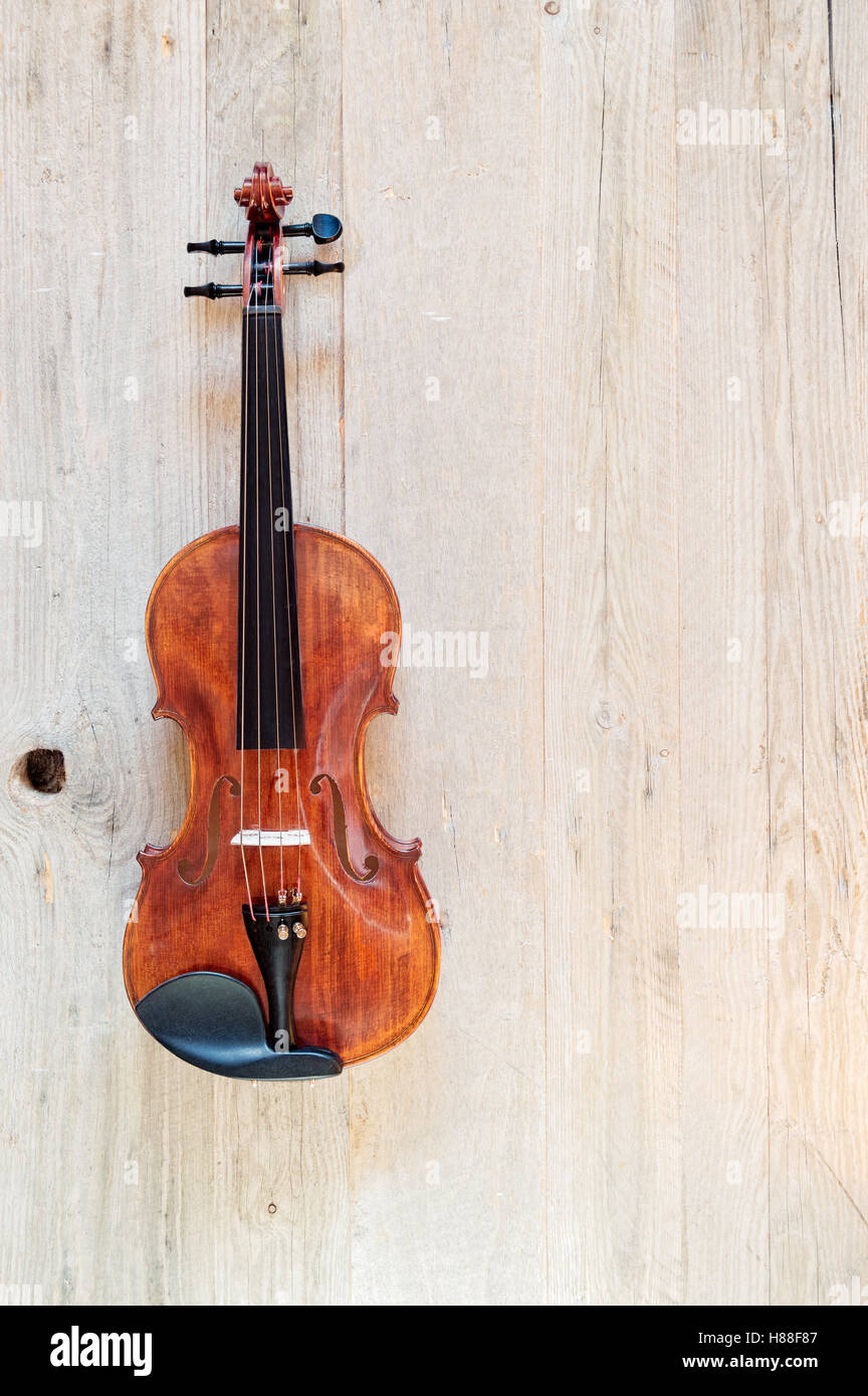 Vista dall'alto di un violino standard di legno su un weathered superficie di legno Foto Stock