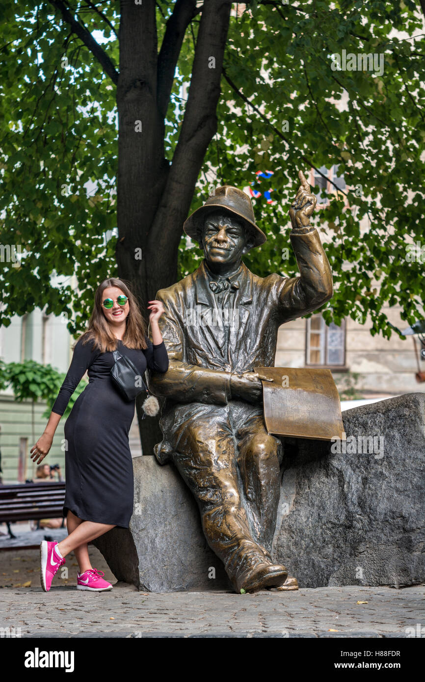 Le persone in posa davanti al monumento di Nikifor Krynicki a Lviv, Ucraina Foto Stock