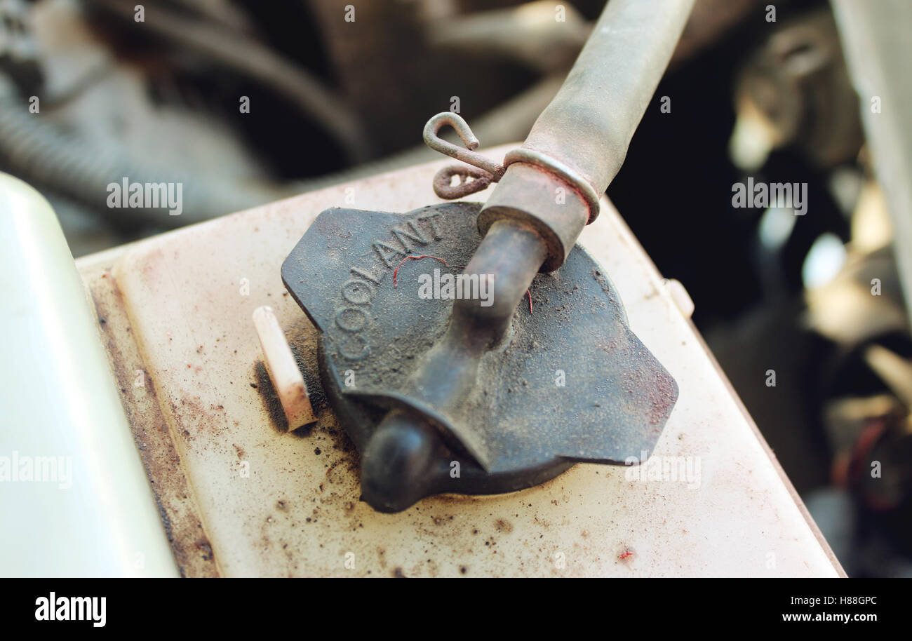 Sporco del tappo del serbatoio del liquido di raffreddamento del motore auto Foto Stock