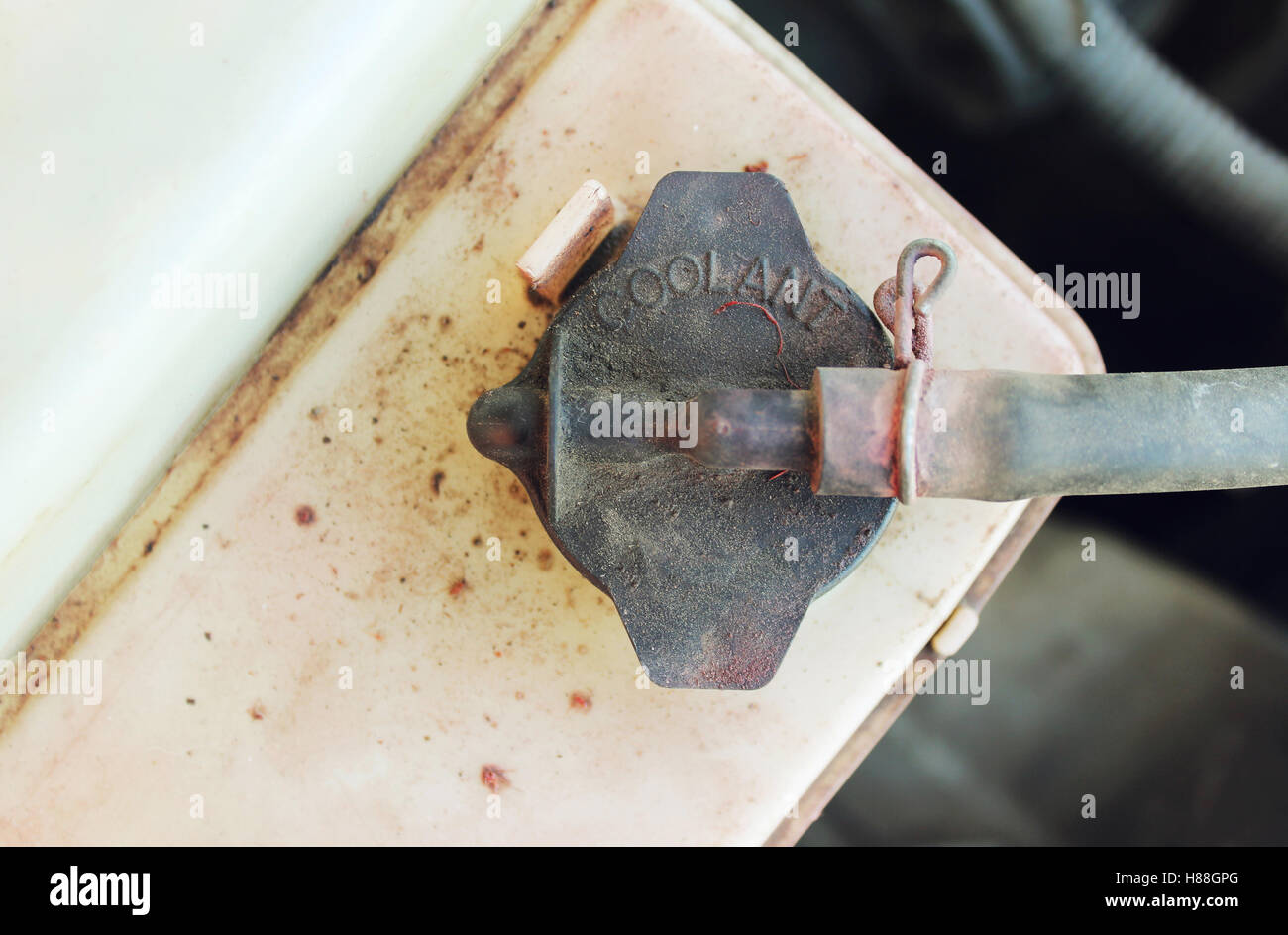 Sporco del tappo del serbatoio del liquido di raffreddamento del motore auto Foto Stock