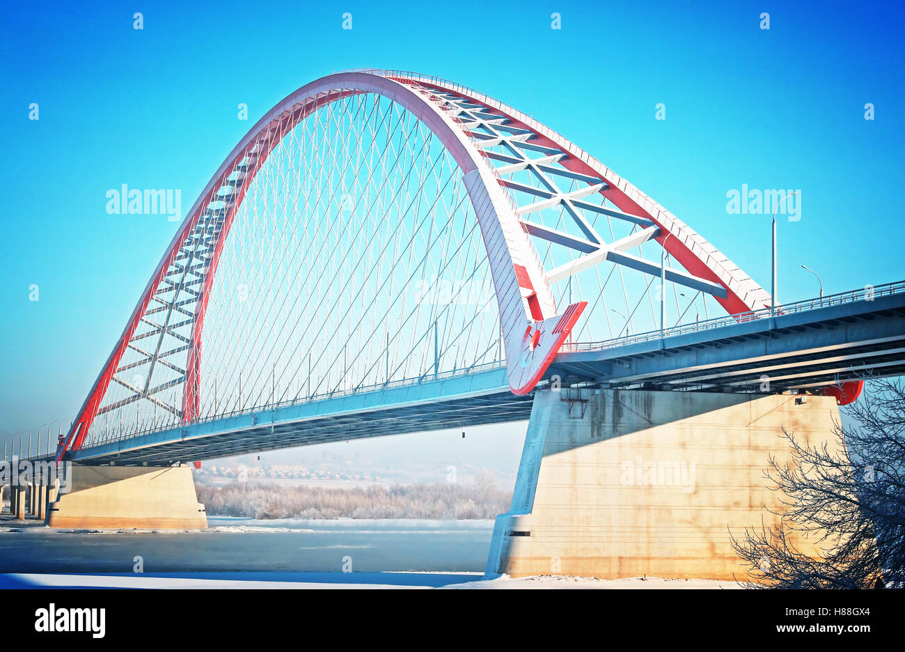 Un grande ponte di arco in inverno freddo Foto Stock