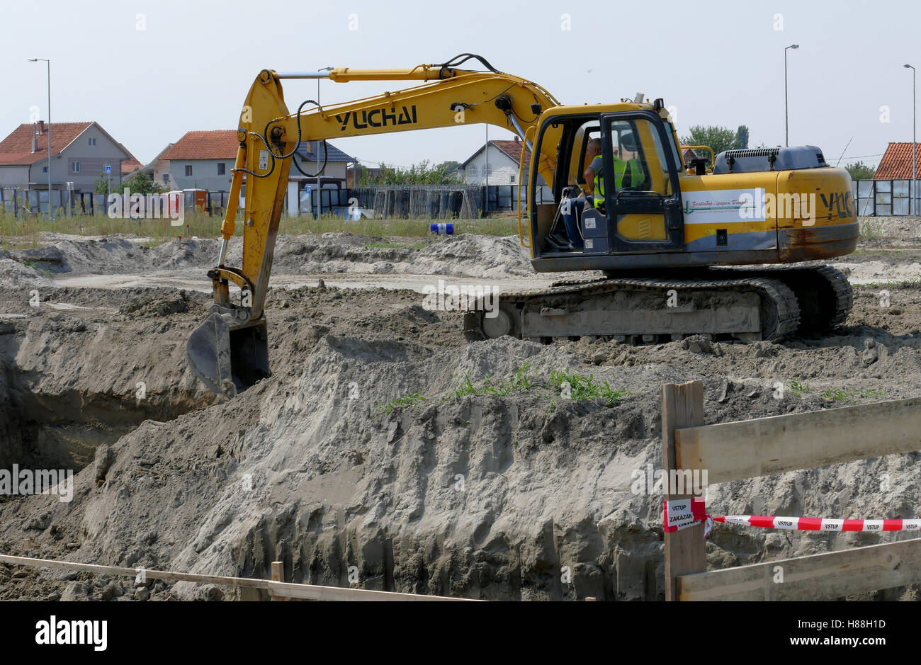 A Belgrado, in Serbia. 9 settembre 2016: costruzione sito con macchinari da costruzione, bulldozer e lavoratori per immobile home apa Foto Stock