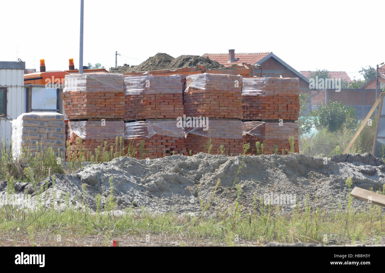 A Belgrado, in Serbia. 9 settembre 2016: costruzione sito con macchinari da costruzione, bulldozer e lavoratori per immobile home apa Foto Stock