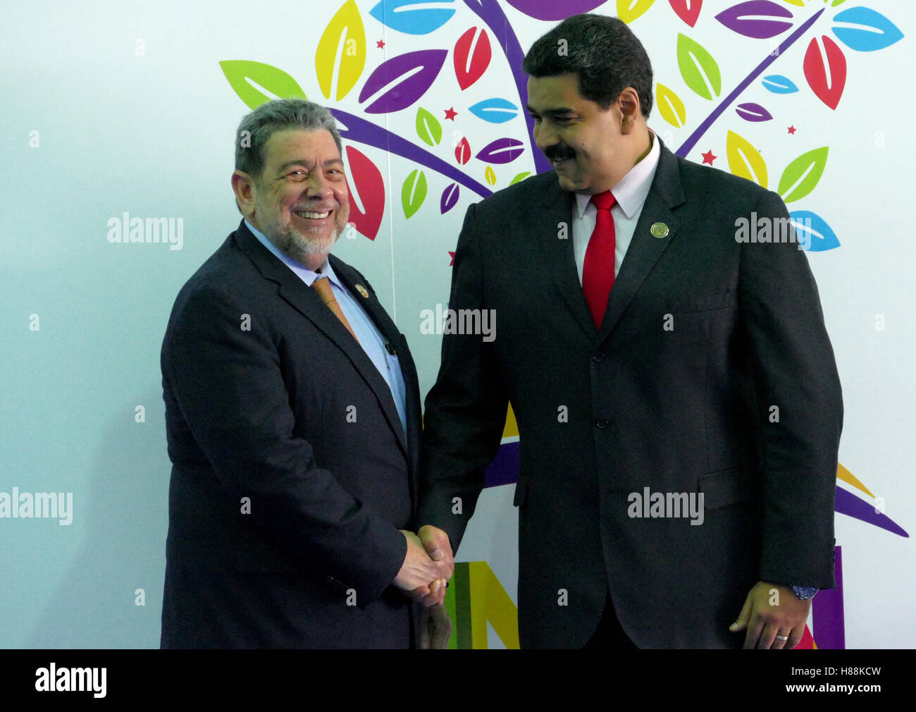 Porlamar, Venezuela. Settembre 17th, 2016: Saint Vincent e Grenadine il Primo Ministro Ralph Gonsalves venezuelano saluta Pre Foto Stock