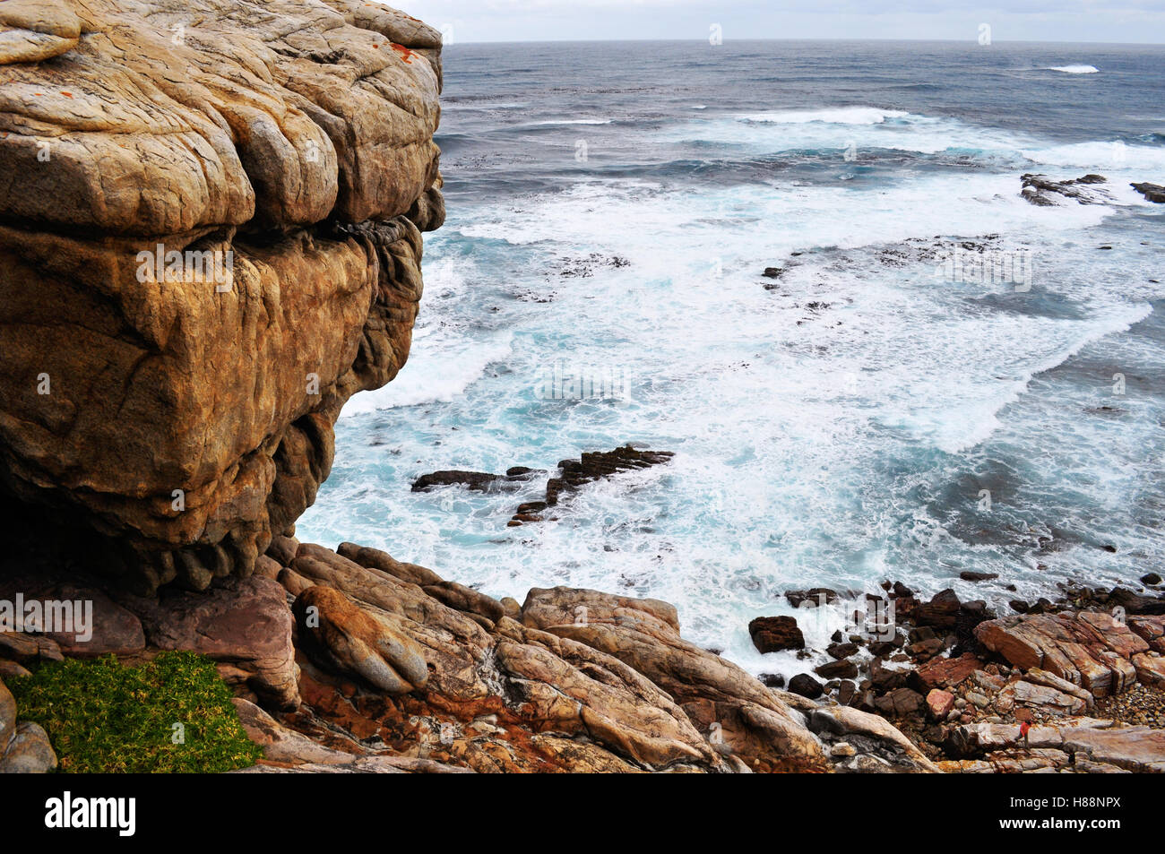 Il Sud Africa, alla guida del Sud: Oceano tempestoso e meteo presso la scogliera di Capo di Buona Speranza, roccioso promontorio sulla costa atlantica della penisola del Capo Foto Stock