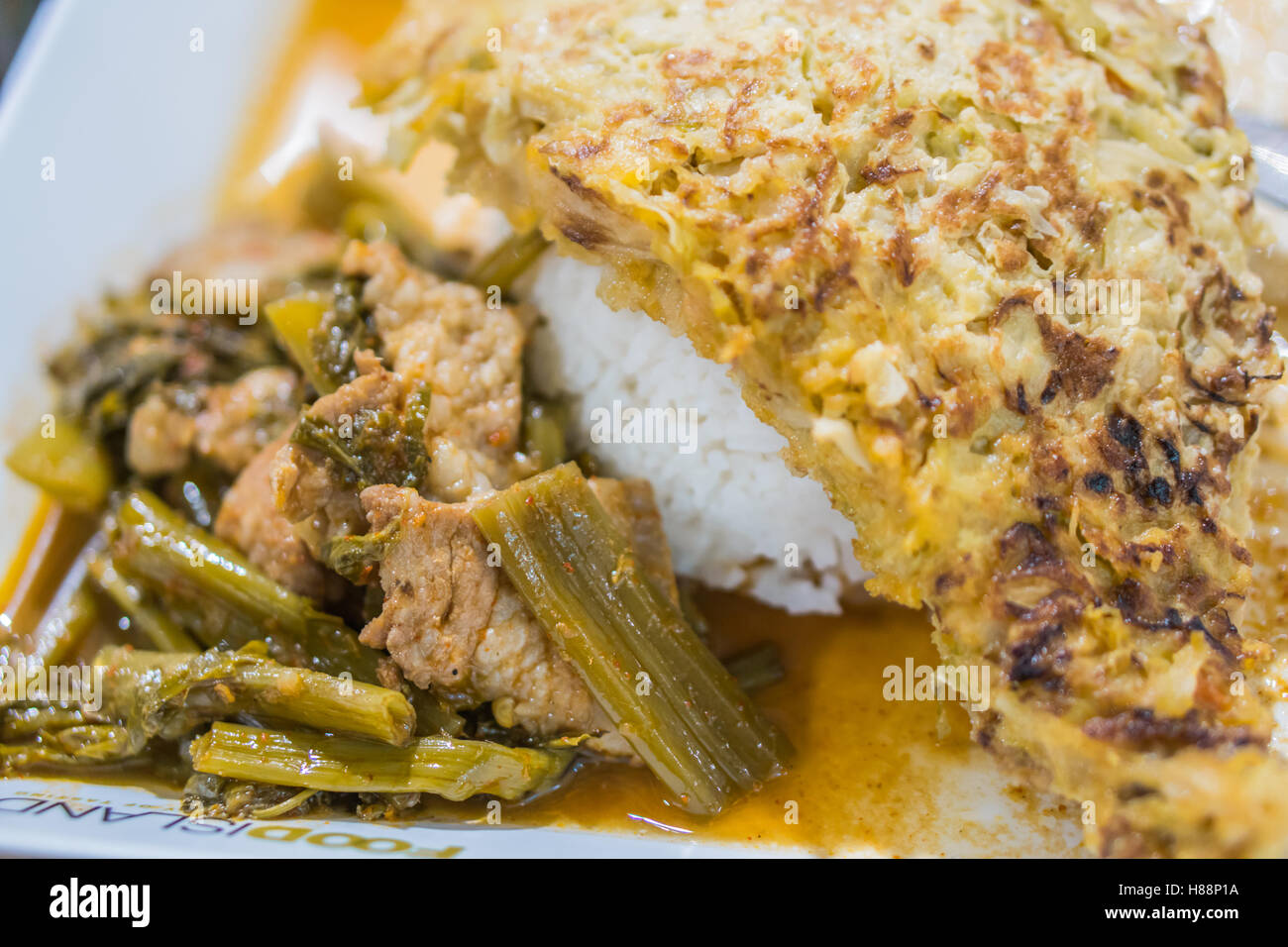 Maiale fritto e omelette su riso,menu Thai Foto Stock